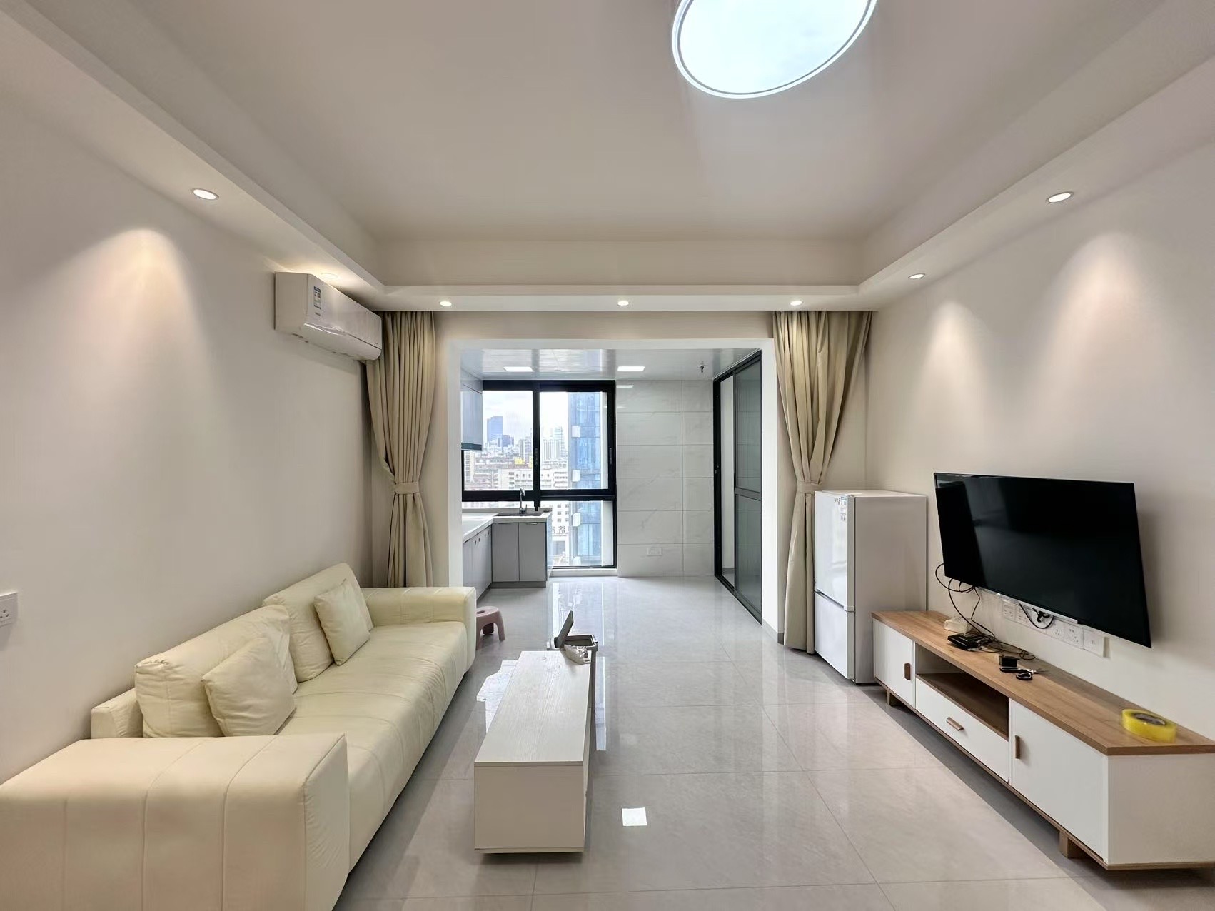 海秀中央(海秀中路50号海秀广场) 1室1厅1卫 2400.0元/月 海秀中央(海秀中路50号海秀广场) 1室1厅1卫 2400.0元/月室内图