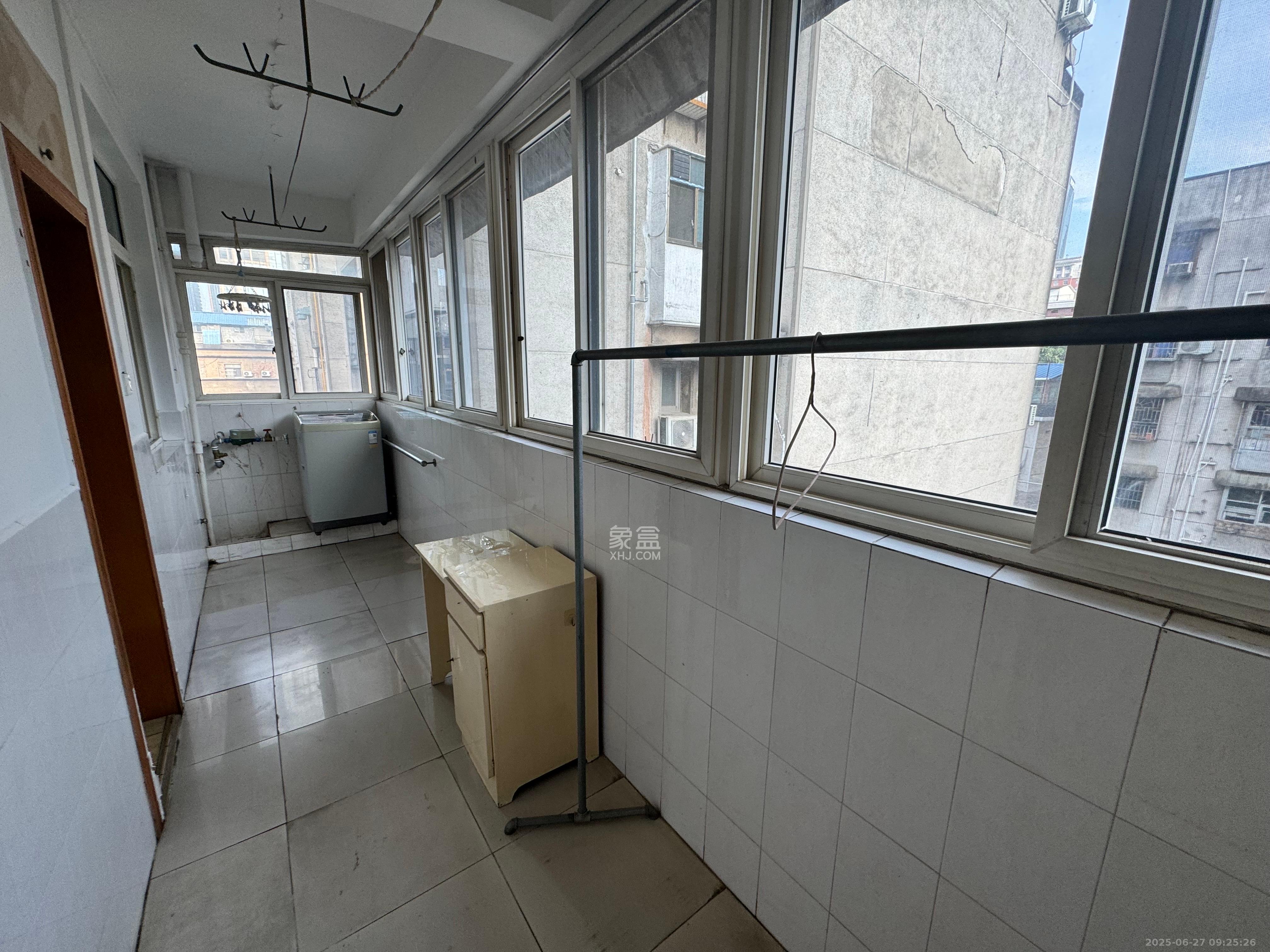 上麻园岭279号(原新华书店宿舍) 3室2厅1卫 2500.0元/月 上麻园岭279号(原新华书店宿舍) 3室2厅1卫 2500.0元/月室内图