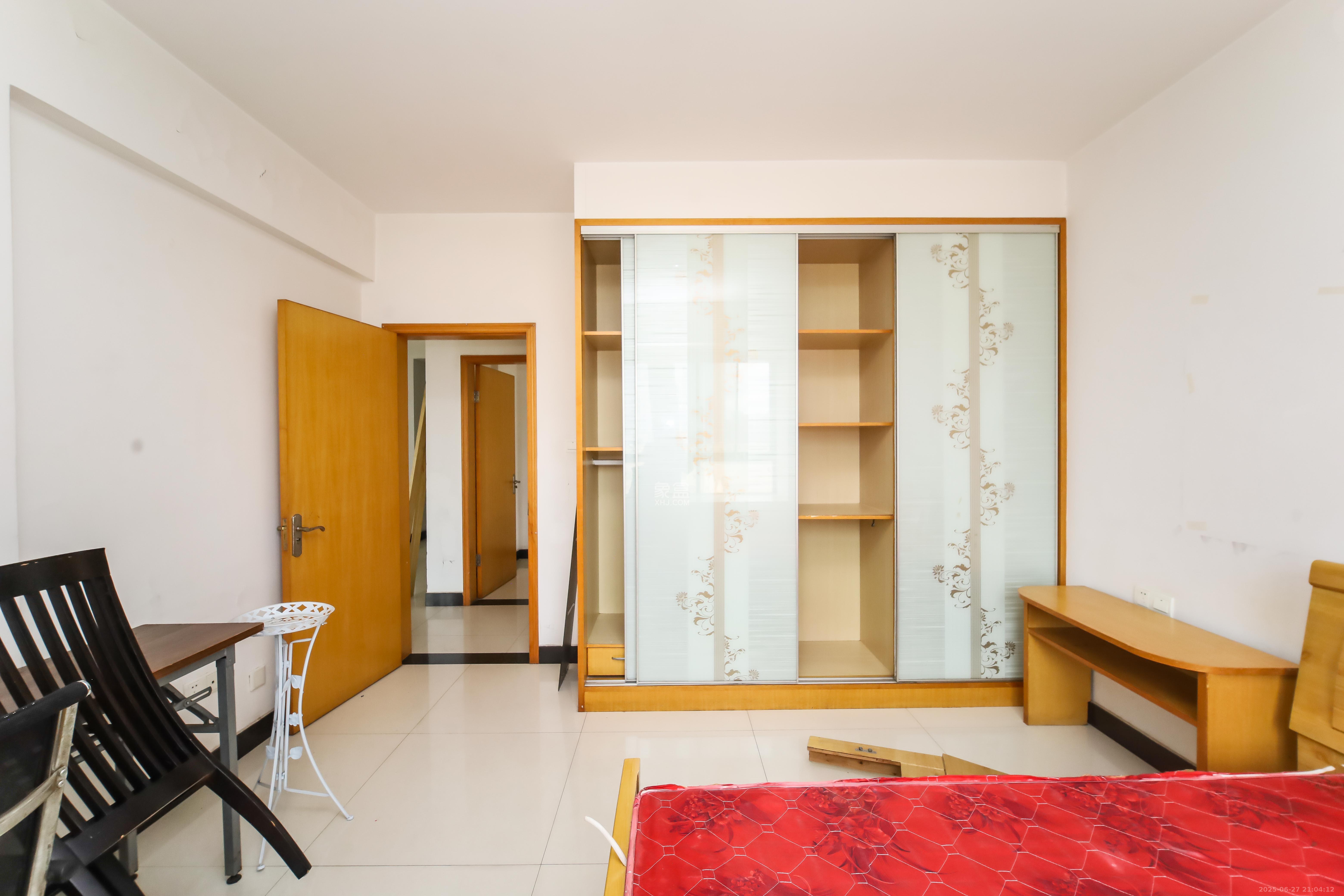 锦湘国际星城三期(锦绣苑)  2室1厅1卫    75.0万 锦湘国际星城三期(锦绣苑)  2室1厅1卫    75.0万卧室