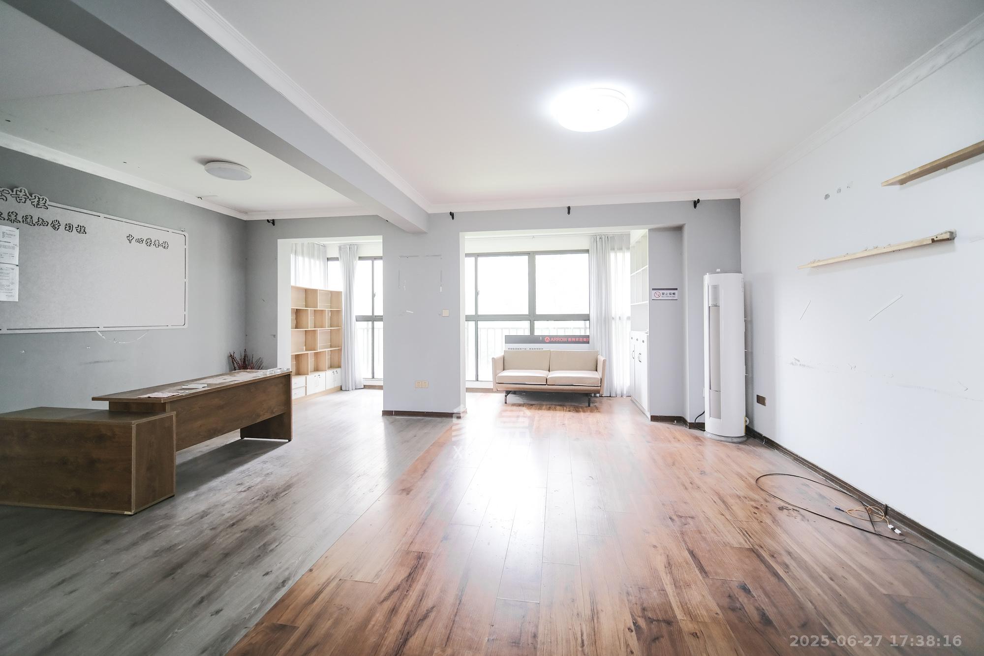 保利香槟国际 4室2厅2卫 87.8万 保利香槟国际 4室2厅2卫 87.8万客厅