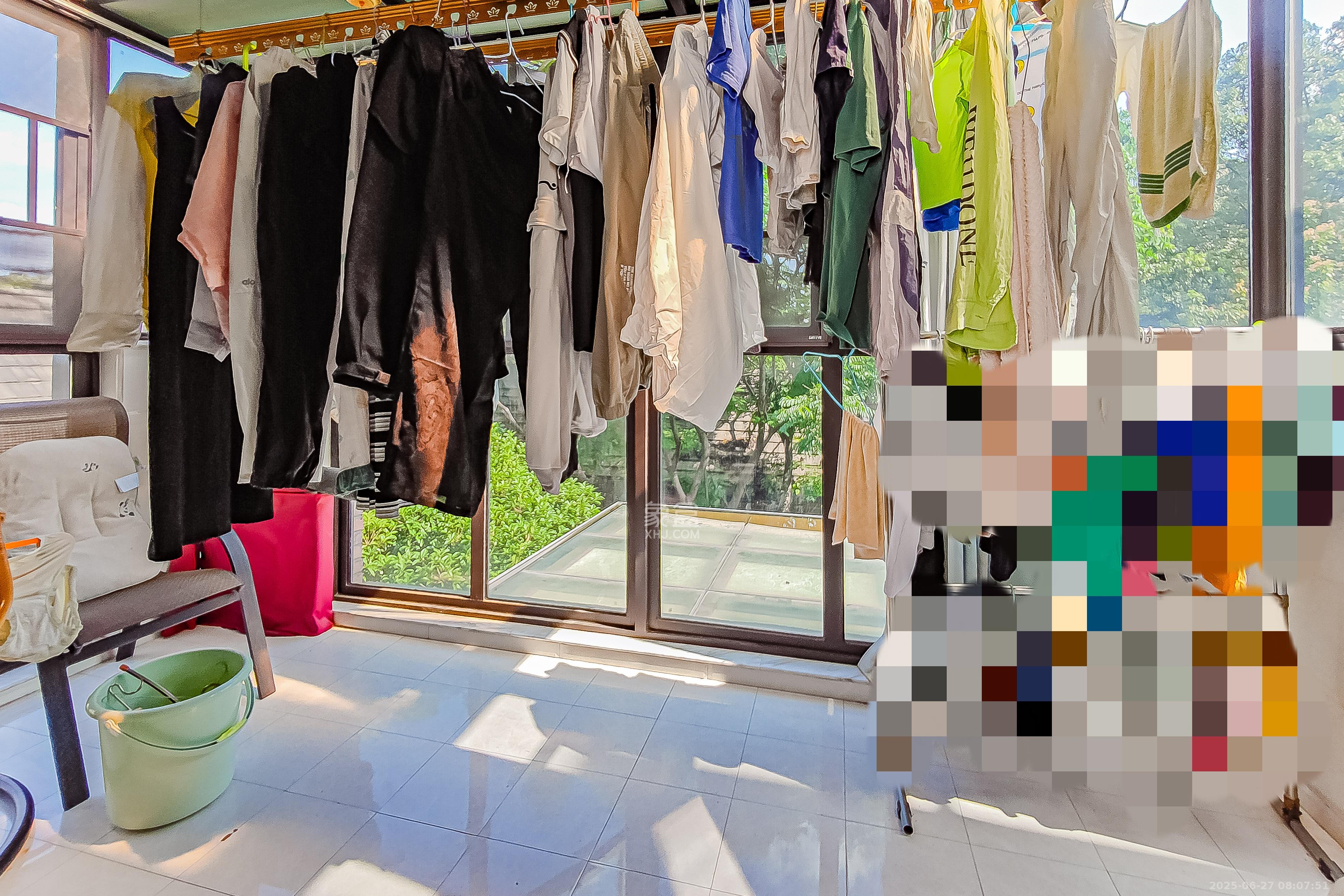 星湖湾一期洋房  4室2厅2卫    157.8万阳台