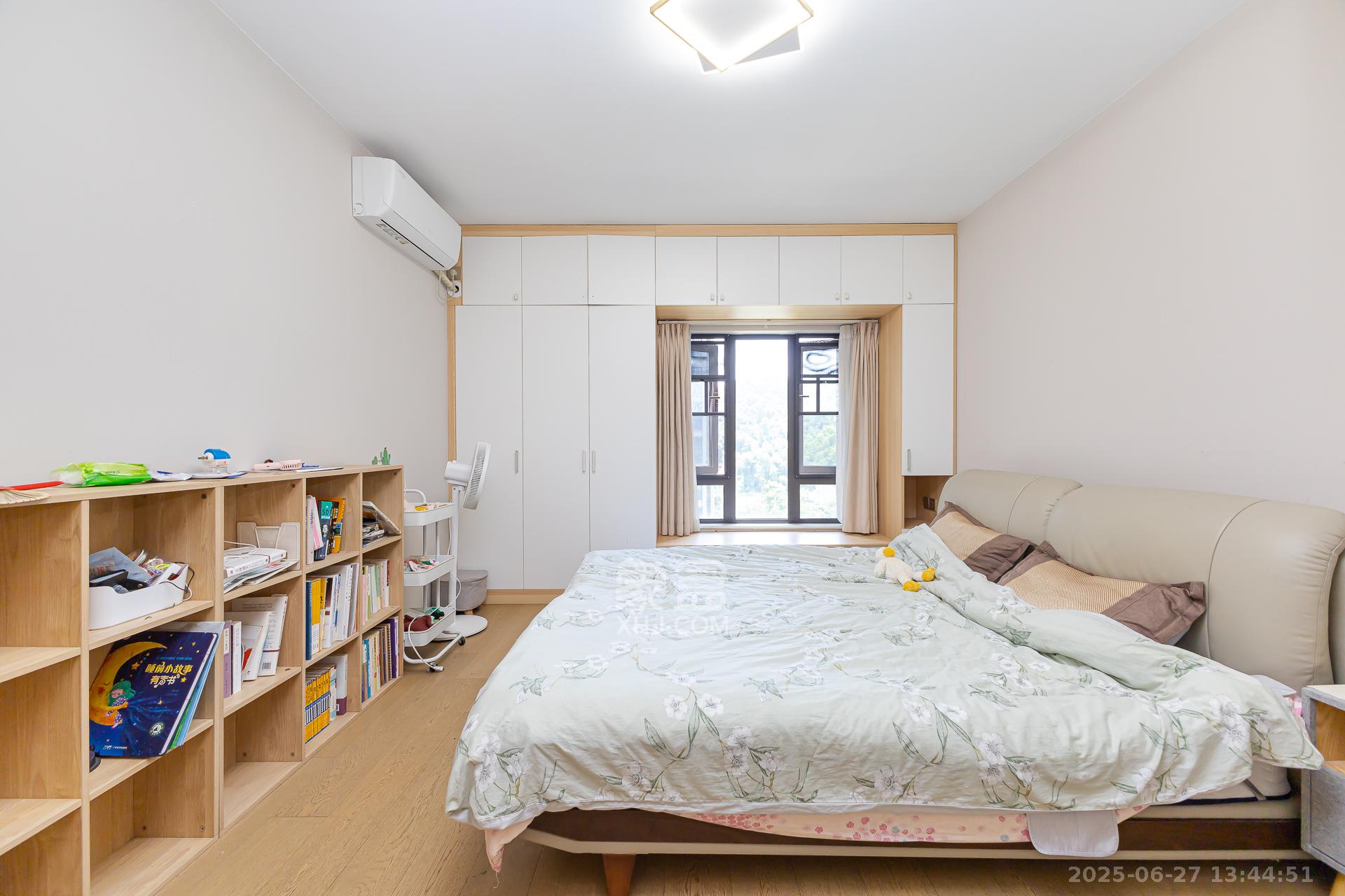 时代倾城四期  3室2厅2卫   100.00万卧室