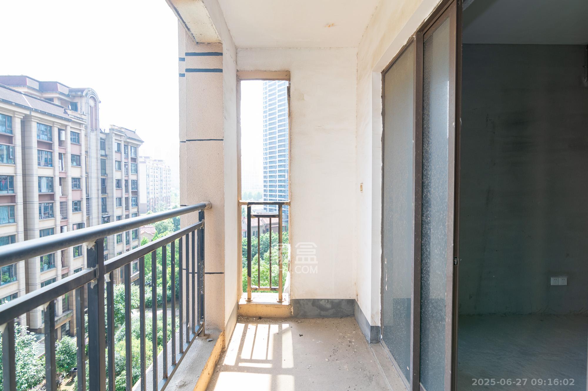 裕田奥莱小镇  2室2厅1卫    45.0万阳台