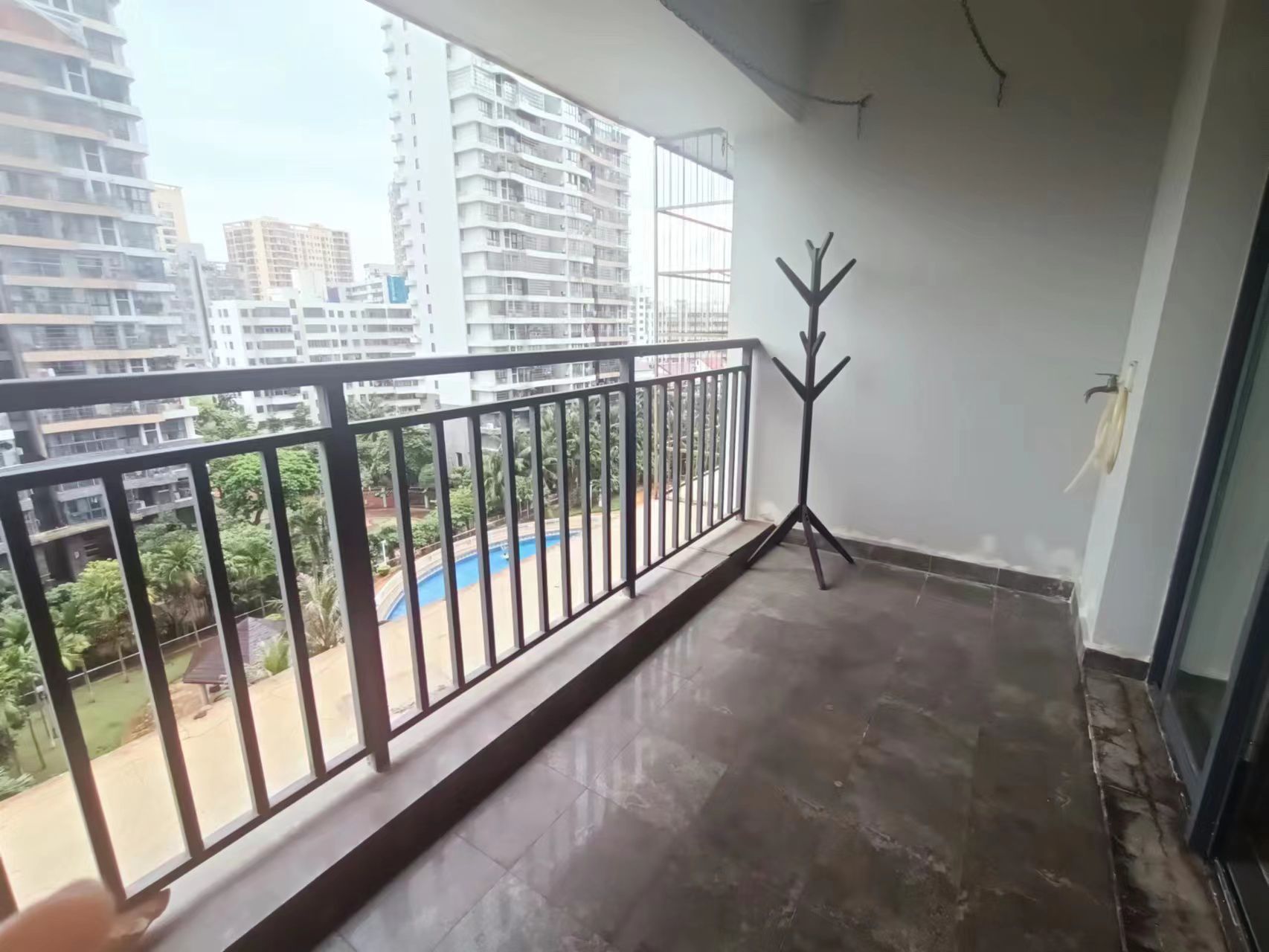 椰岛广场  3室2厅2卫    180.0万 椰岛广场  3室2厅2卫    180.0万客厅