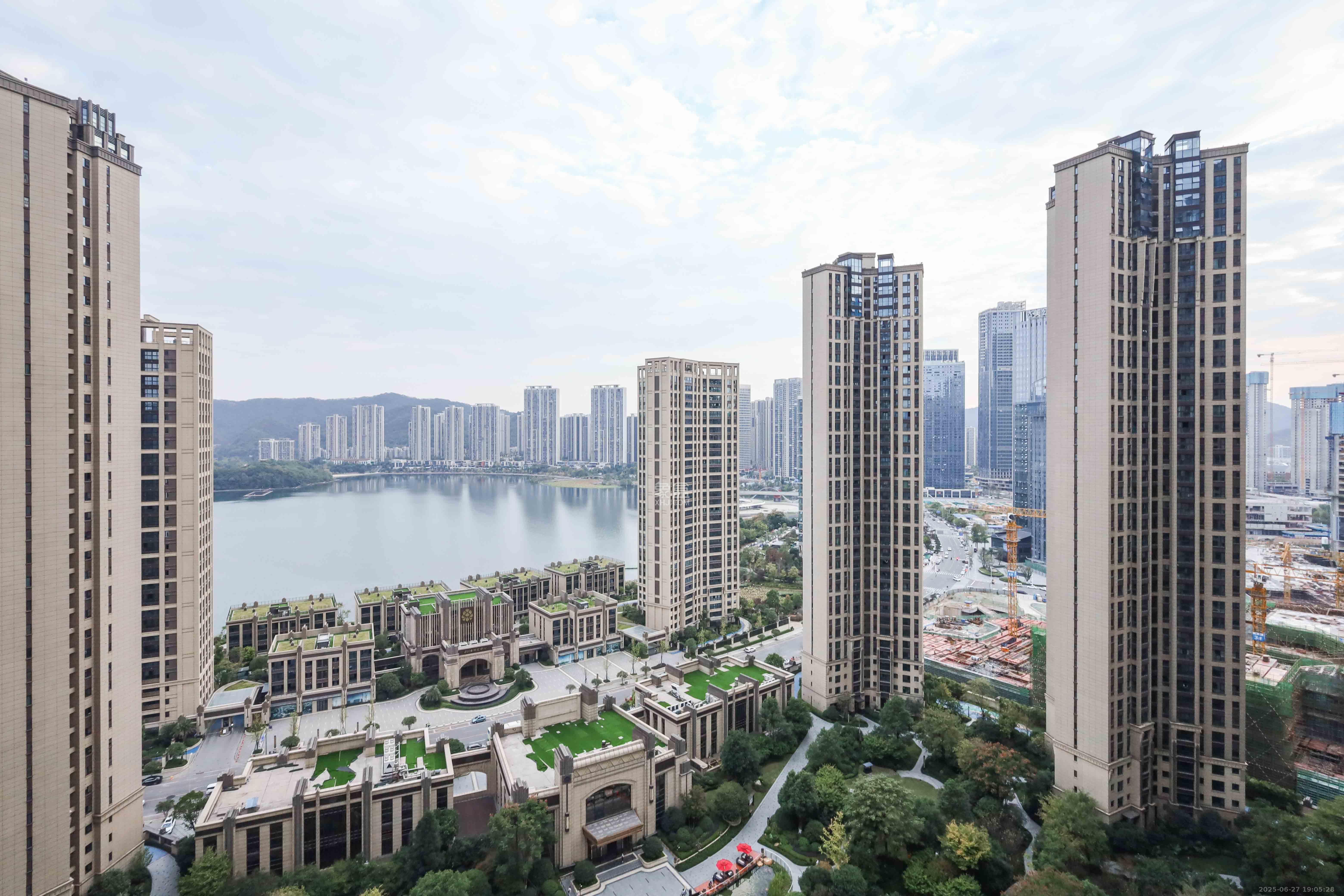 晟通牡丹舸  4室2厅3卫    750.0万阳台
