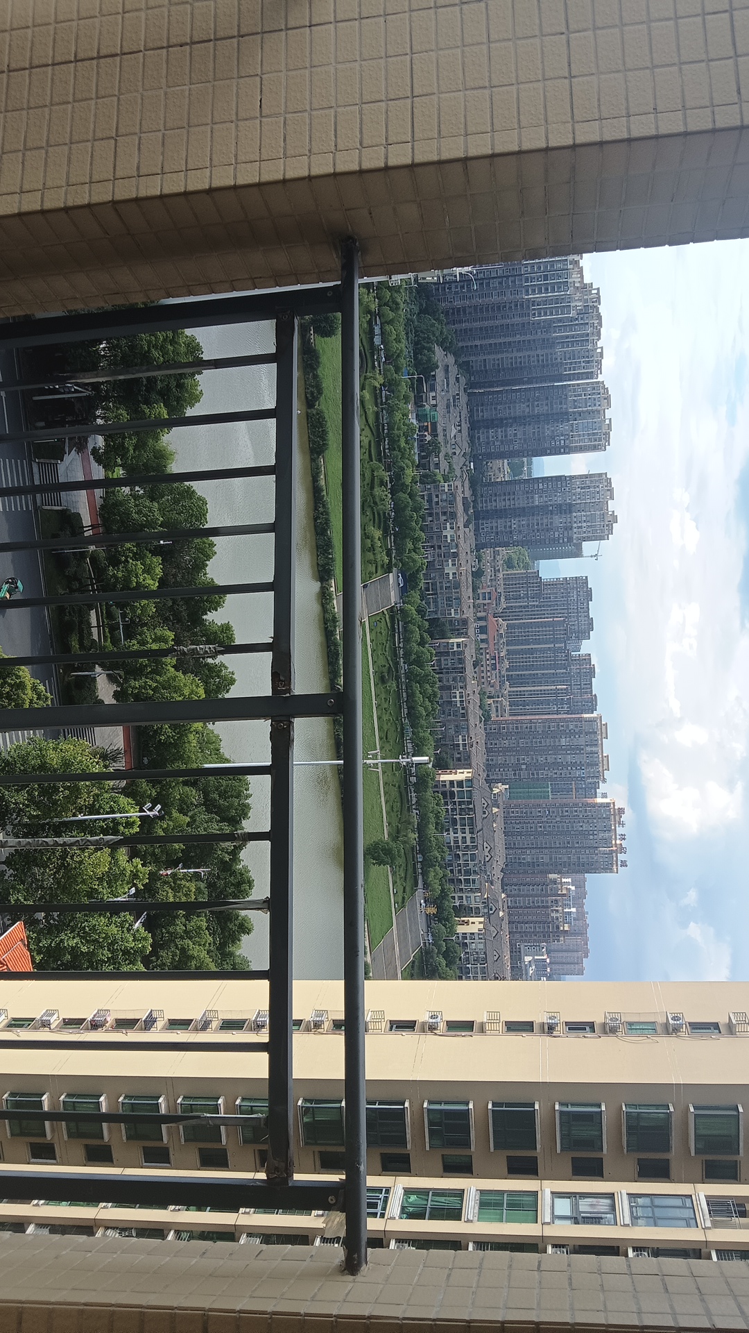水映豪廷（一，二，三期）  3室2厅2卫   72.50万客厅