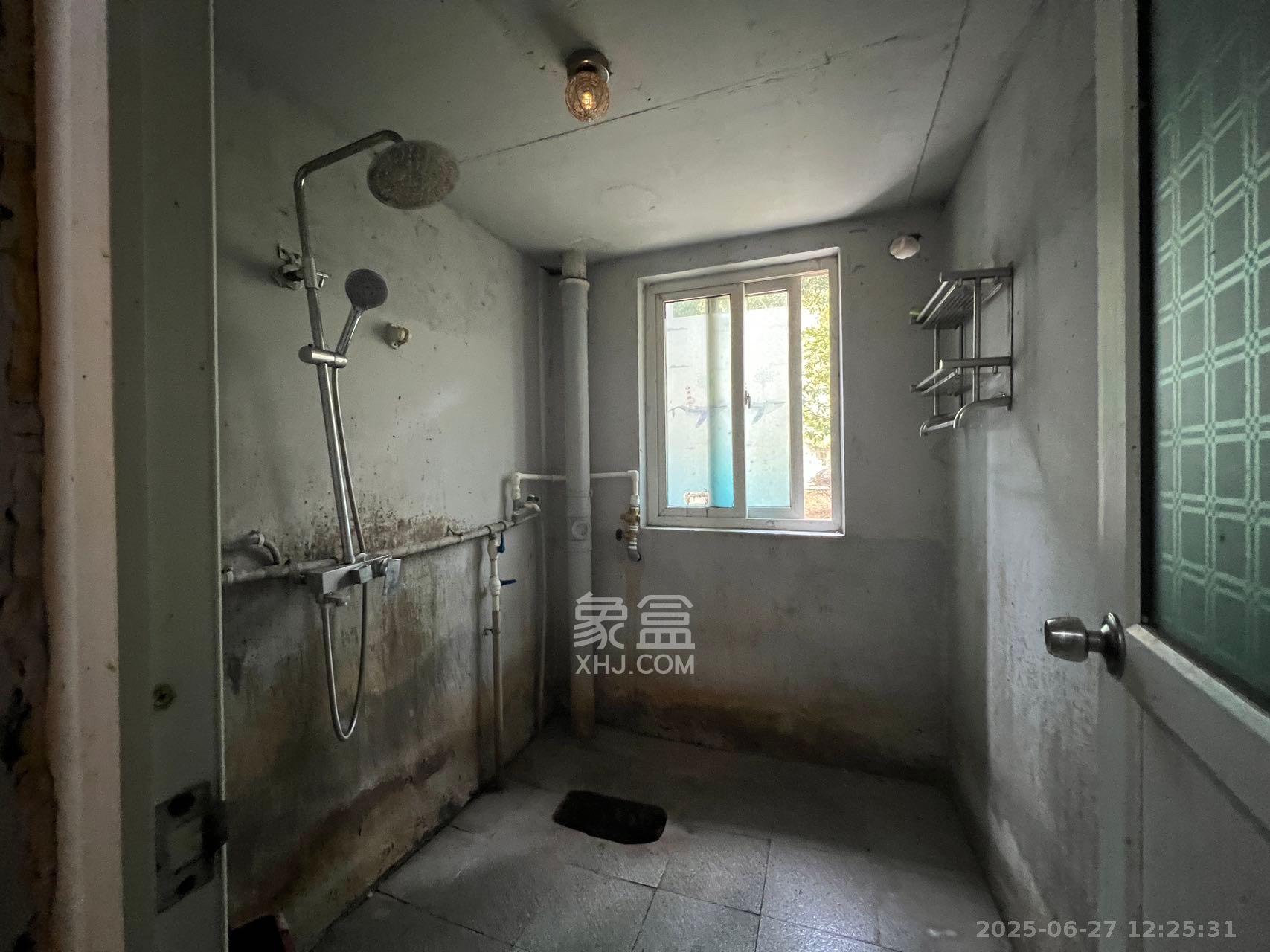 学府华庭 3室2厅2卫 1600.0元/月 学府华庭 3室2厅2卫 1600.0元/月室内图