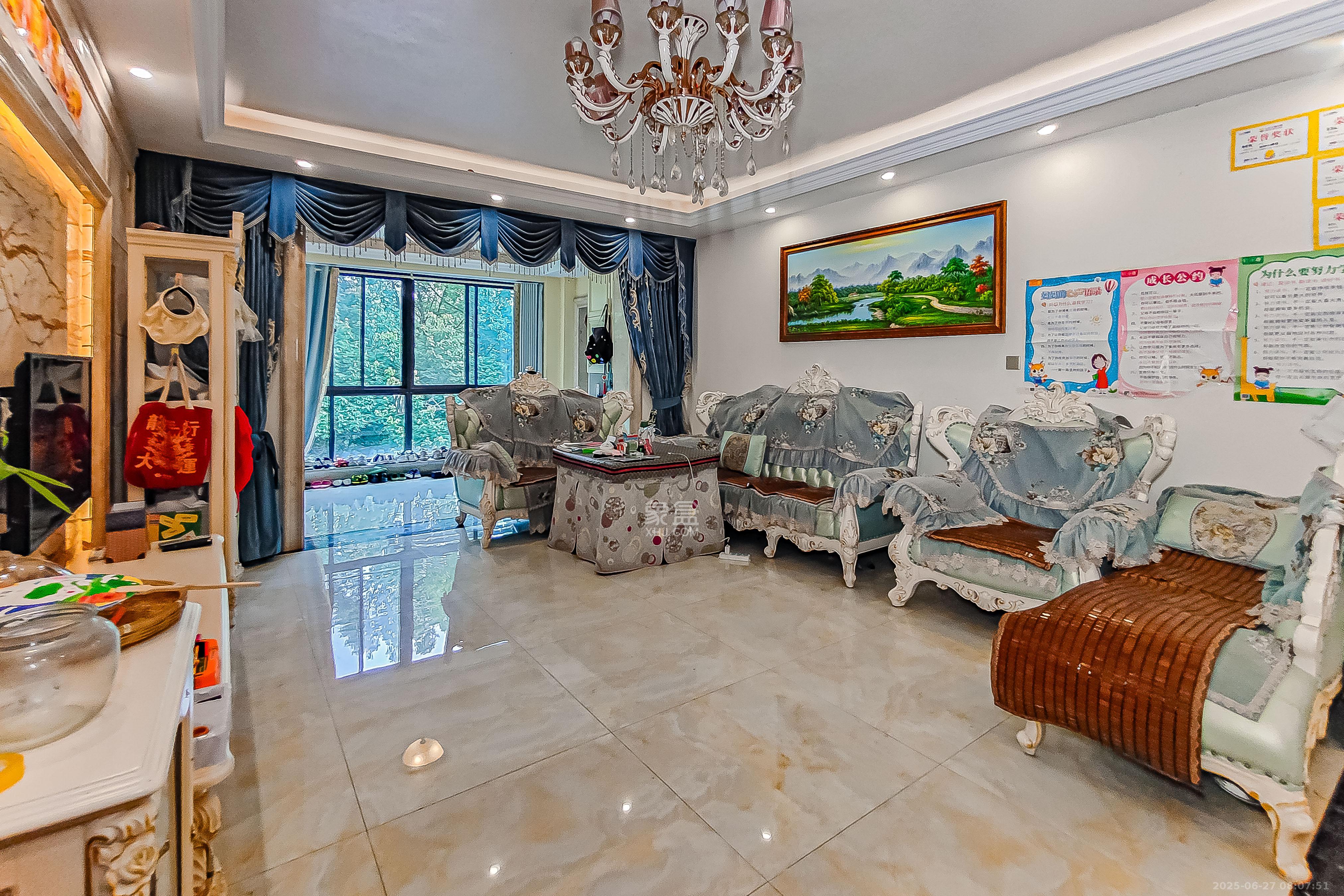 星湖湾一期洋房  4室2厅2卫    157.8万客厅