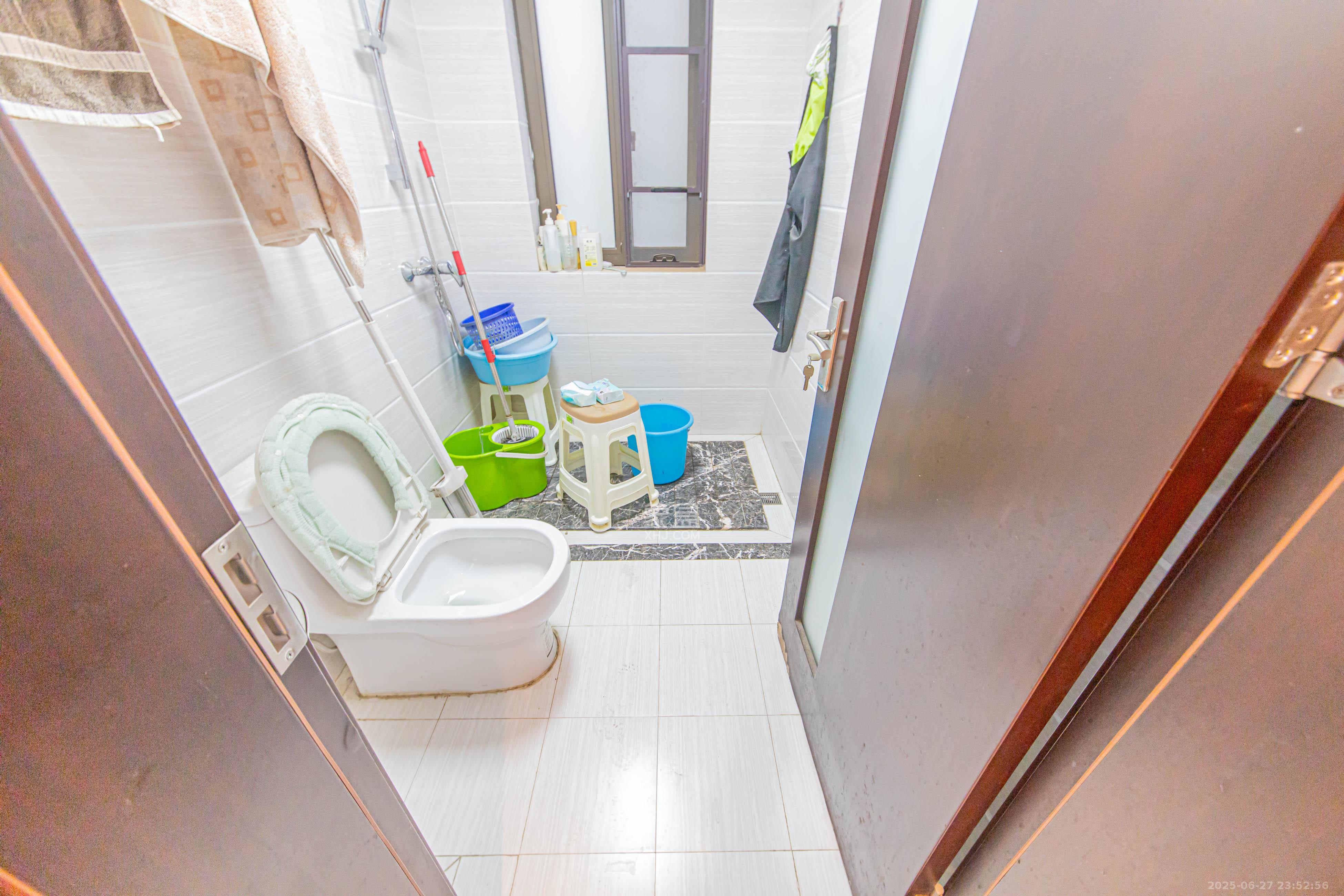 绿地公馆(绿地名邸)  4室2厅2卫    200.0万 绿地公馆(绿地名邸)  4室2厅2卫    200.0万卫生间