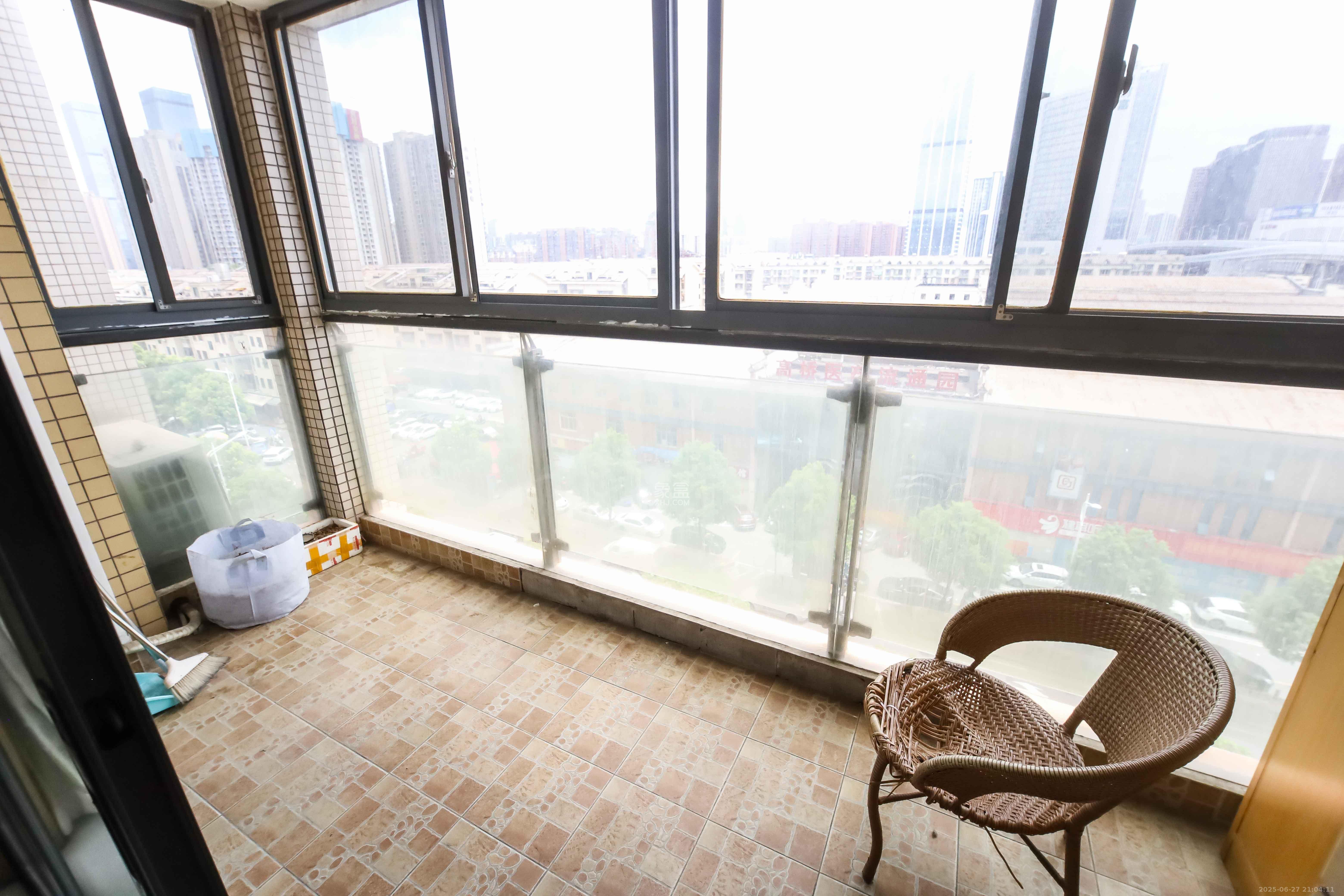 锦湘国际星城三期(锦绣苑)  2室1厅1卫    75.0万 锦湘国际星城三期(锦绣苑)  2室1厅1卫    75.0万阳台