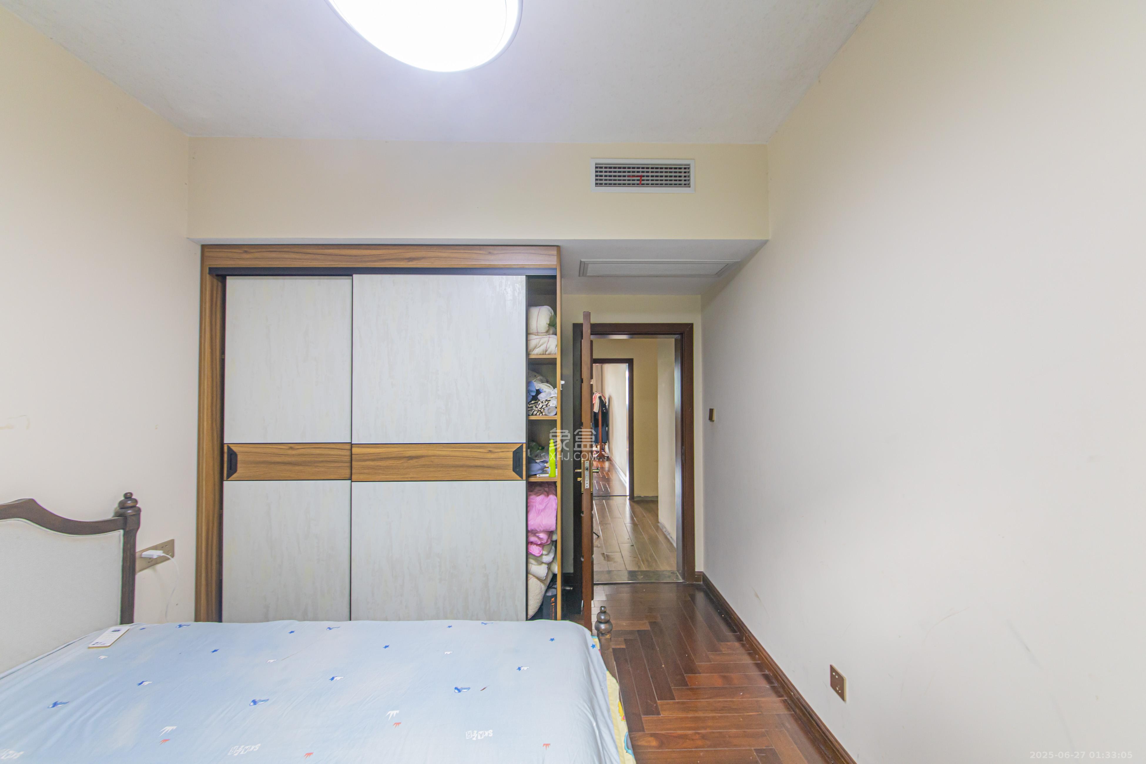 北辰中央公园A区  3室2厅2卫   168.00万卧室