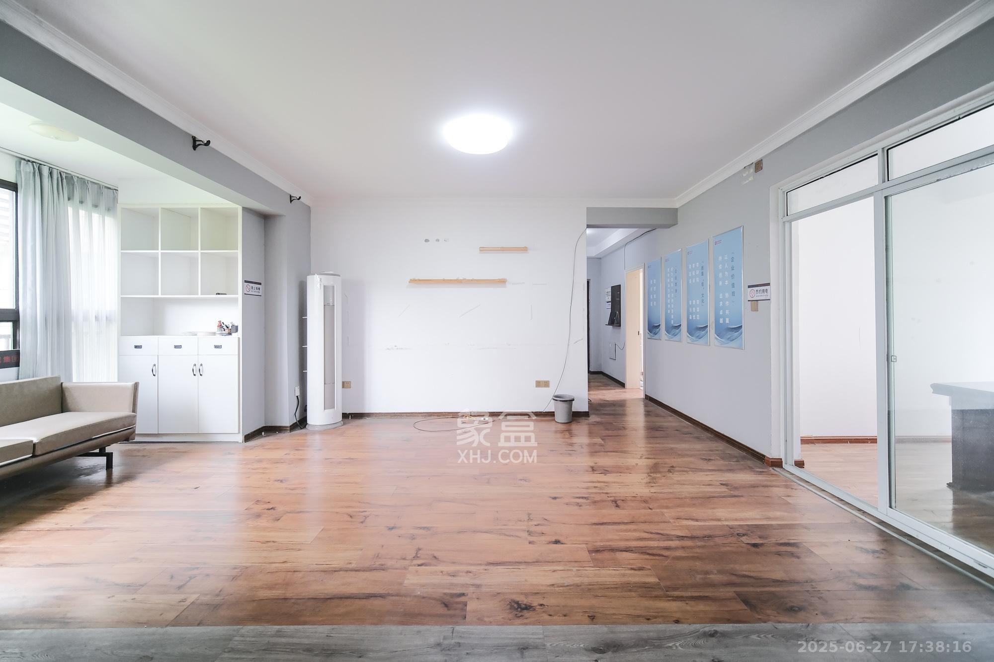 保利香槟国际 4室2厅2卫 87.8万 保利香槟国际 4室2厅2卫 87.8万客厅