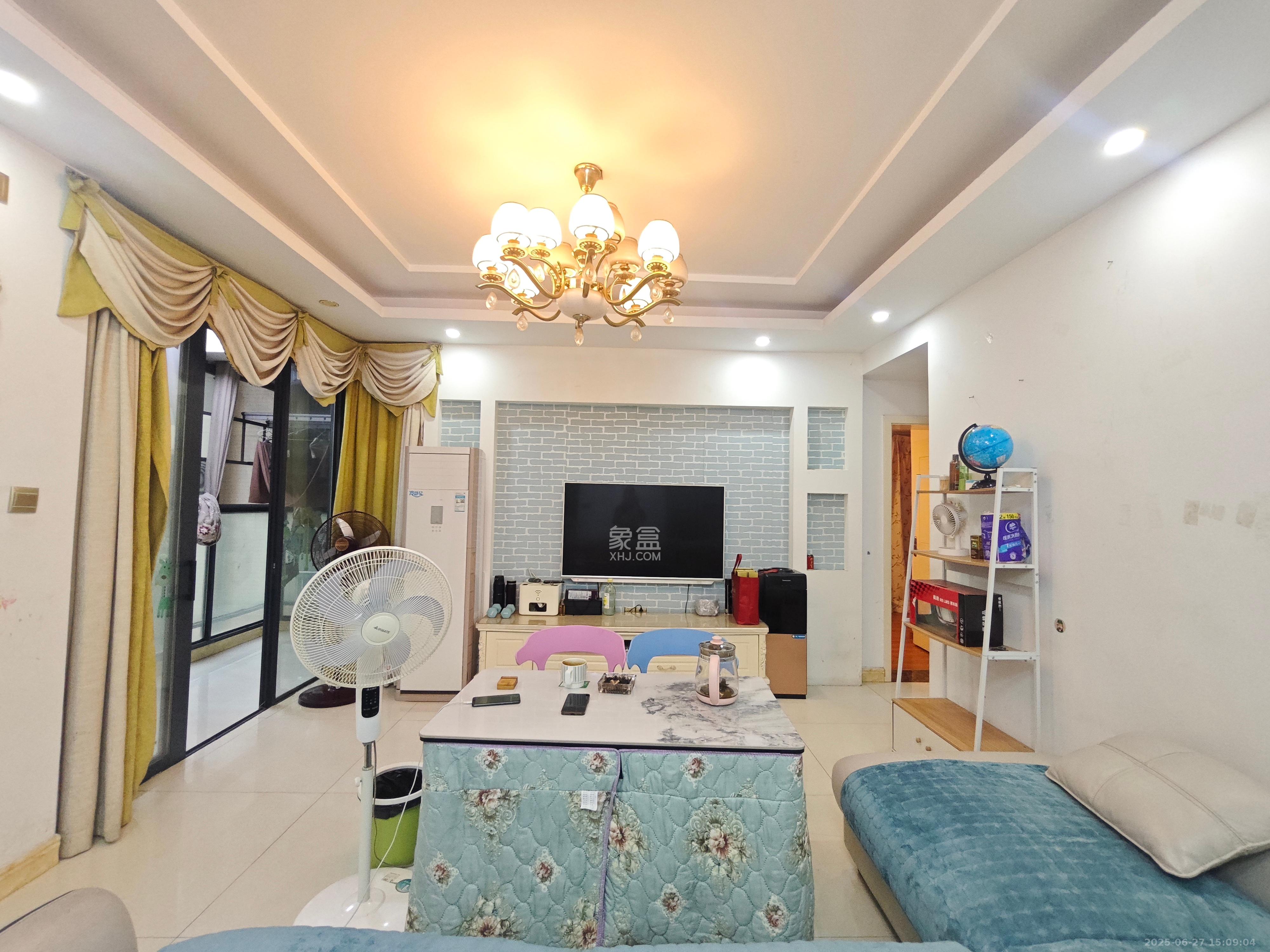 蓝山郡  3室2厅1卫    2000.0元/月 蓝山郡  3室2厅1卫    2000.0元/月