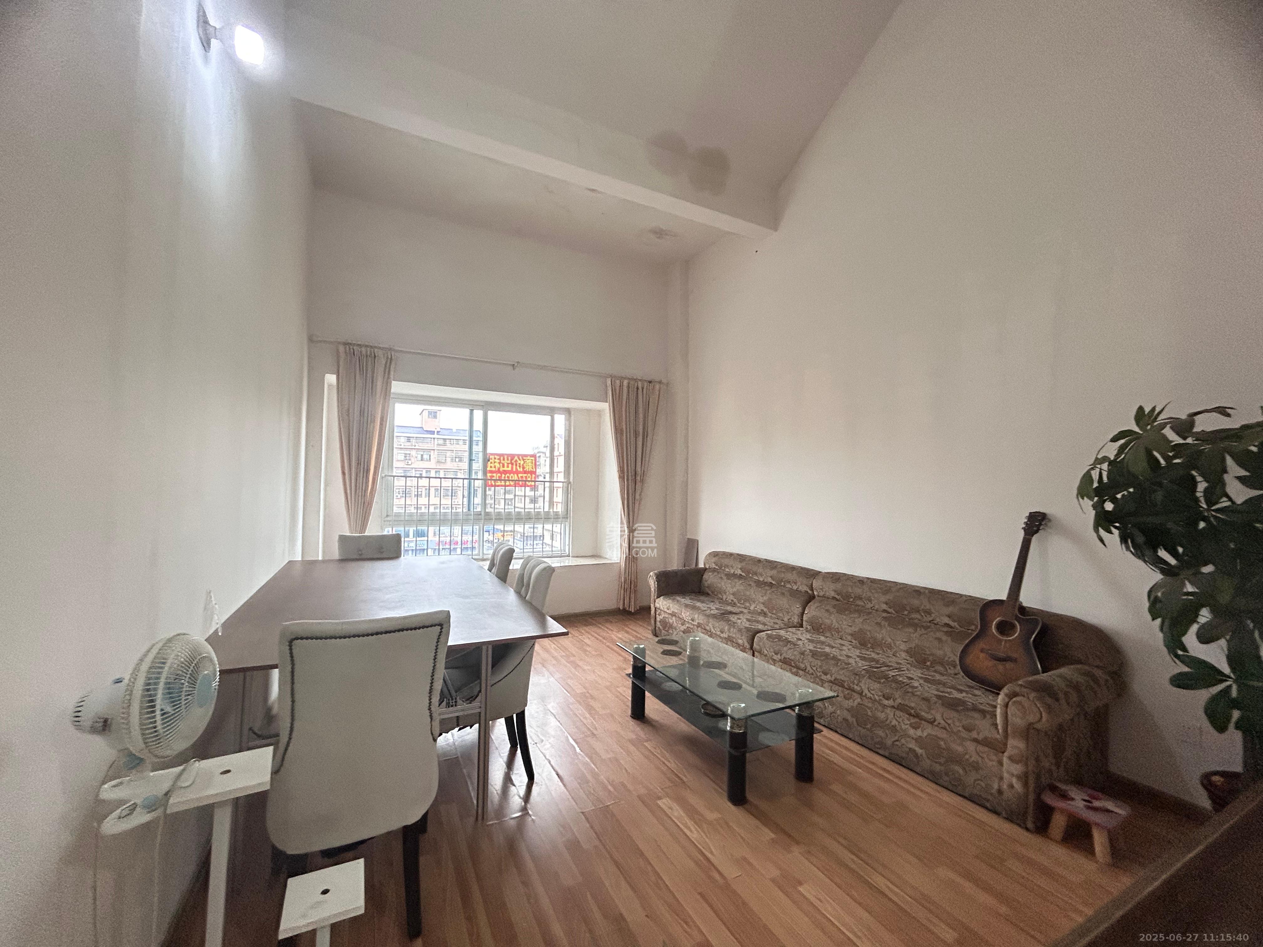 山水湾 3室2厅1卫 1600.0元/月 山水湾 3室2厅1卫 1600.0元/月室内图