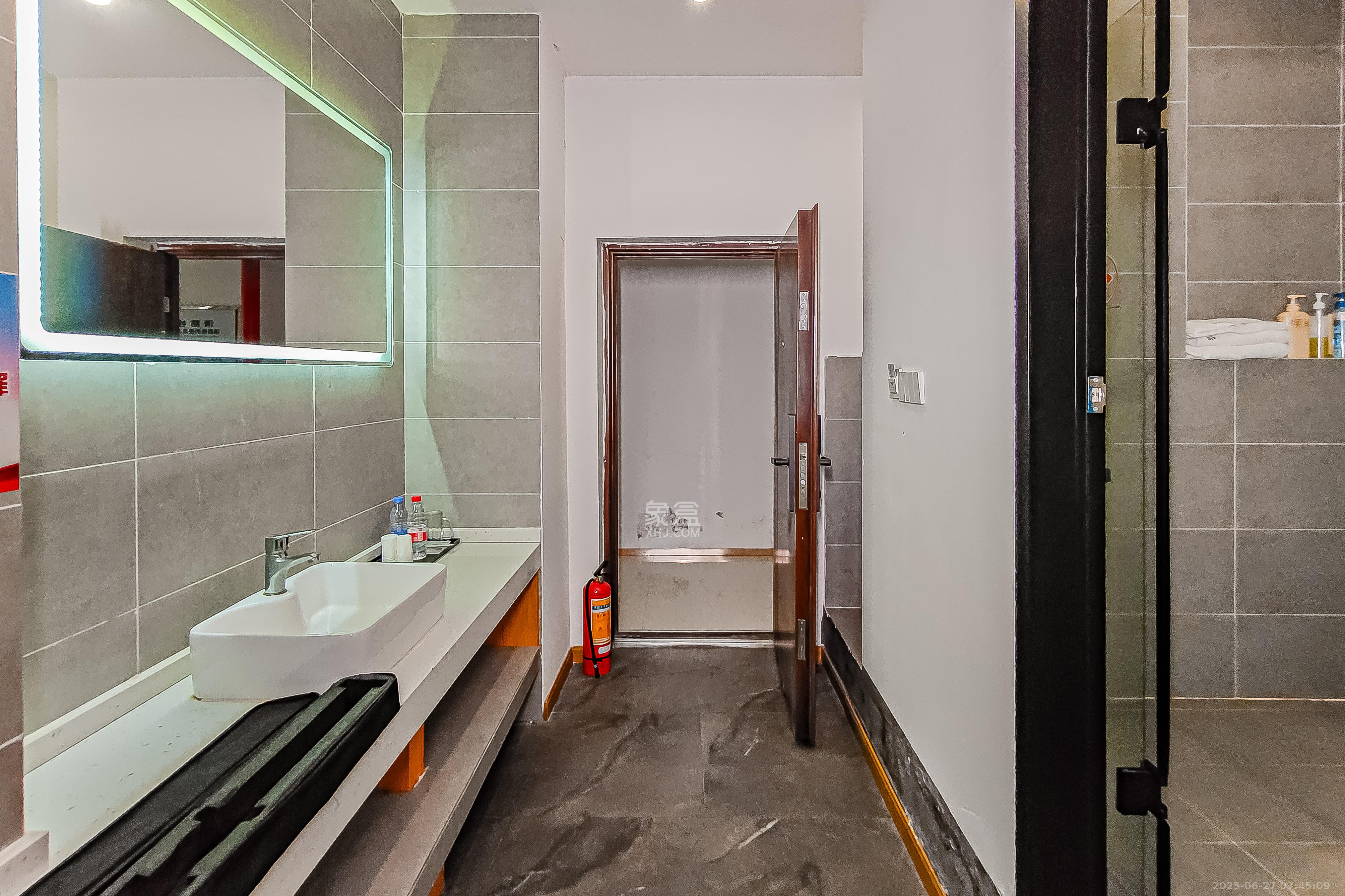 华润置地广场二期  1室1厅1卫    30.0万 华润置地广场二期  1室1厅1卫    30.0万其他