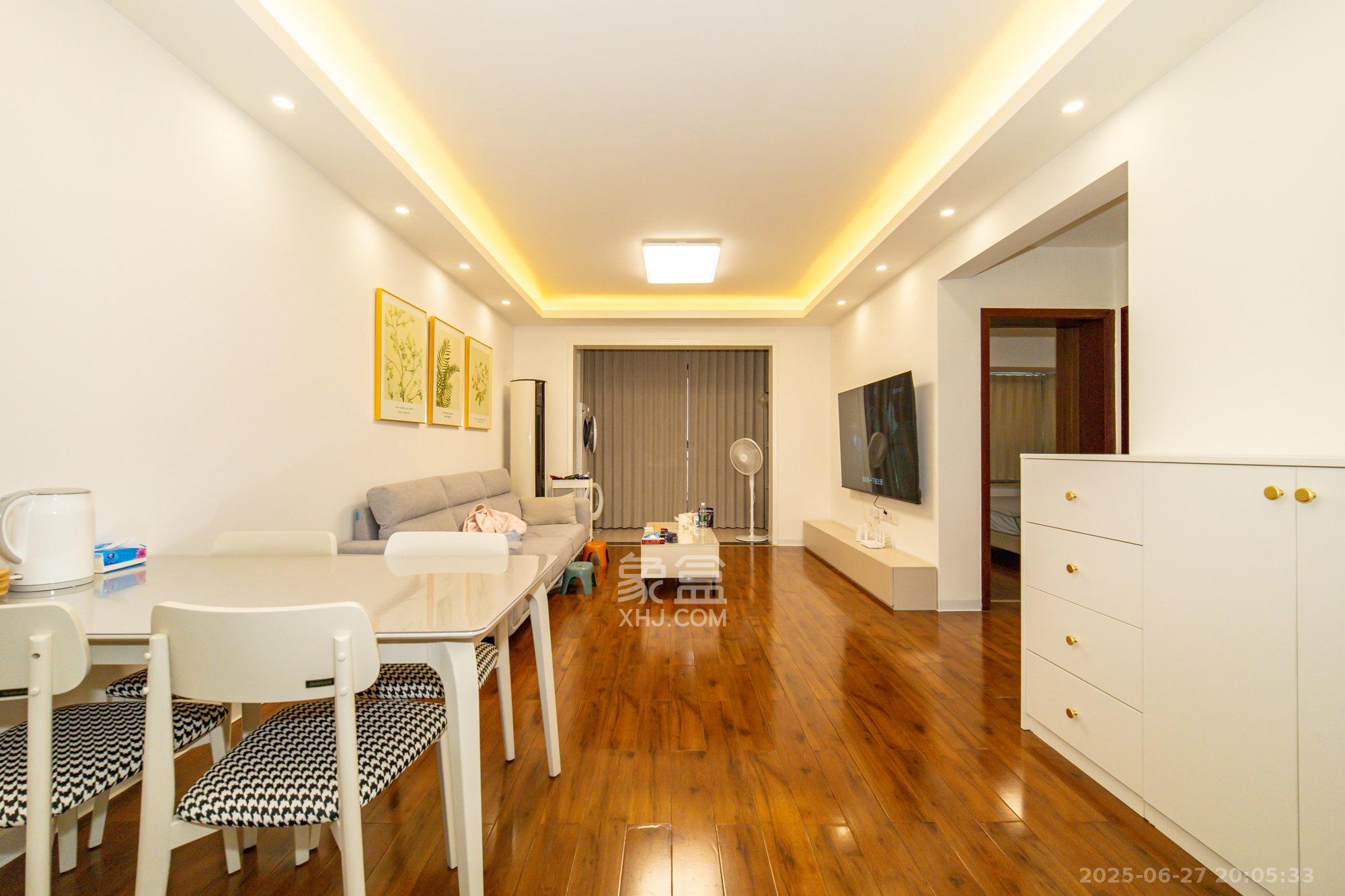 东方航标  2室2厅1卫    59.0万 东方航标  2室2厅1卫    59.0万客厅