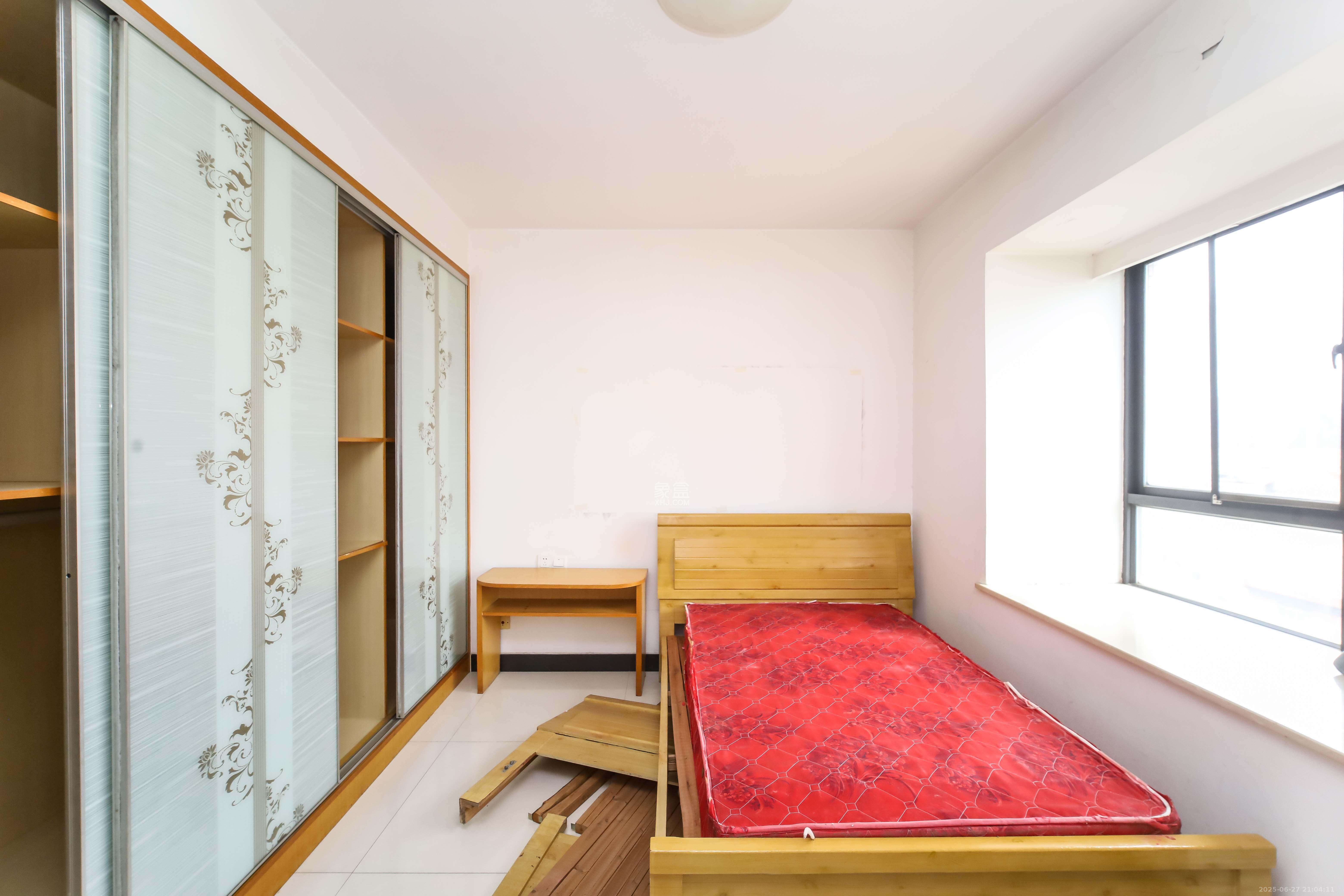 锦湘国际星城三期(锦绣苑)  2室1厅1卫    75.0万 锦湘国际星城三期(锦绣苑)  2室1厅1卫    75.0万卧室