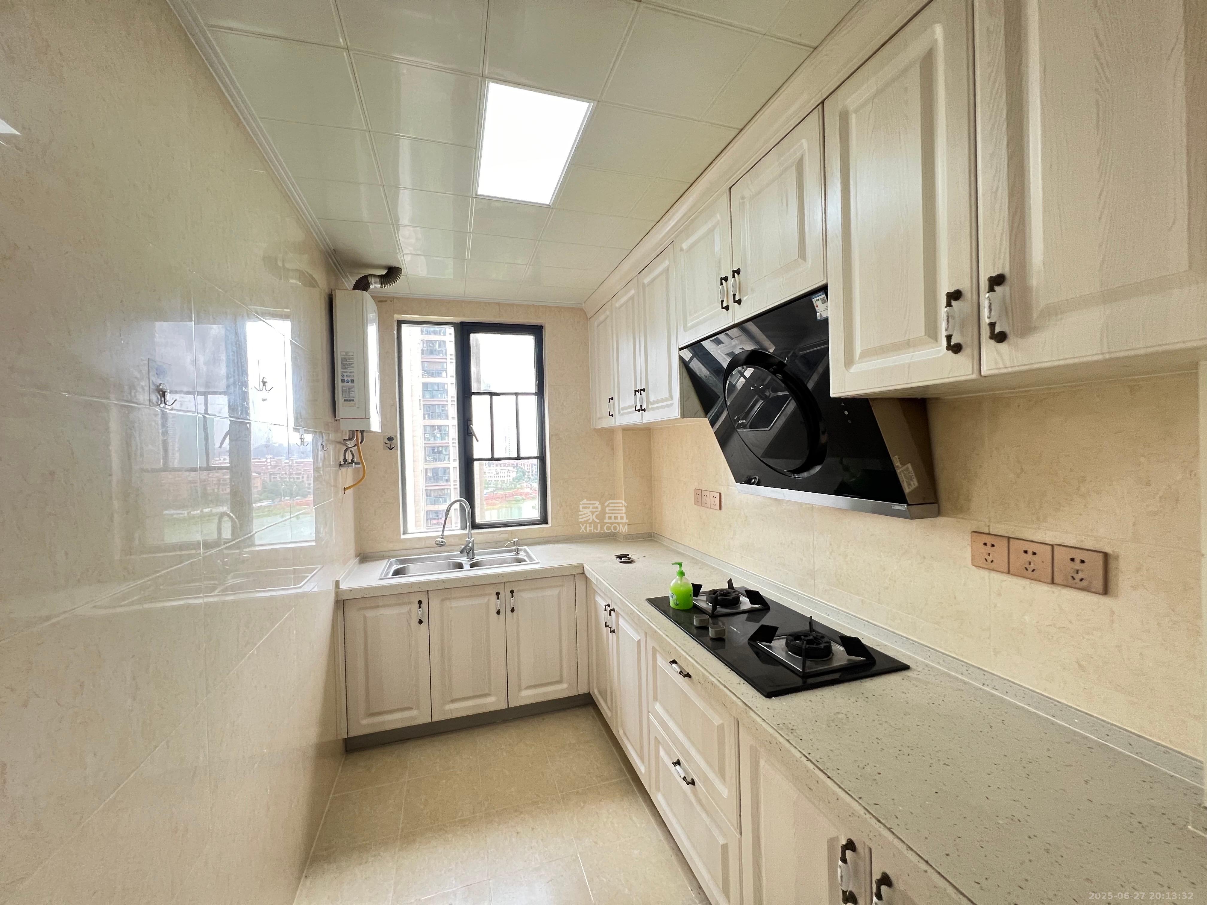 嘉宇盛世华章 4室2厅2卫 3300.0元/月 嘉宇盛世华章 4室2厅2卫 3300.0元/月室内图