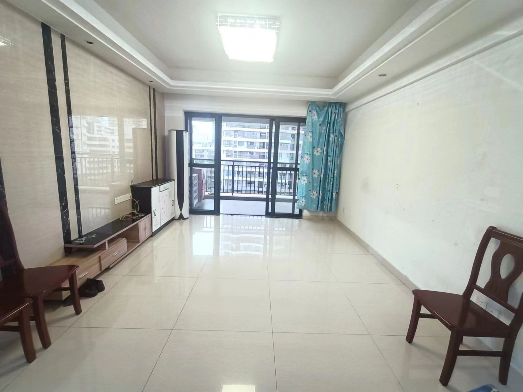 椰岛广场  3室2厅2卫    180.0万 椰岛广场  3室2厅2卫    180.0万客厅