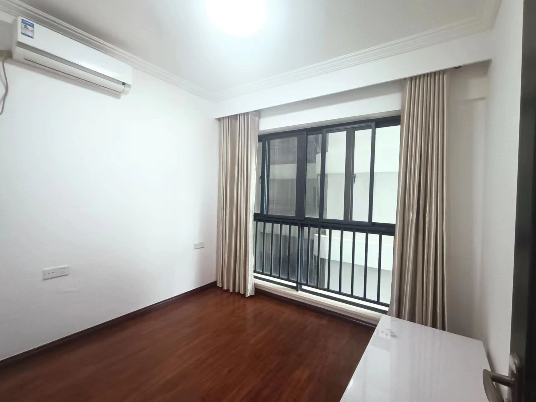 椰岛广场  3室2厅2卫    180.0万 椰岛广场  3室2厅2卫    180.0万客厅