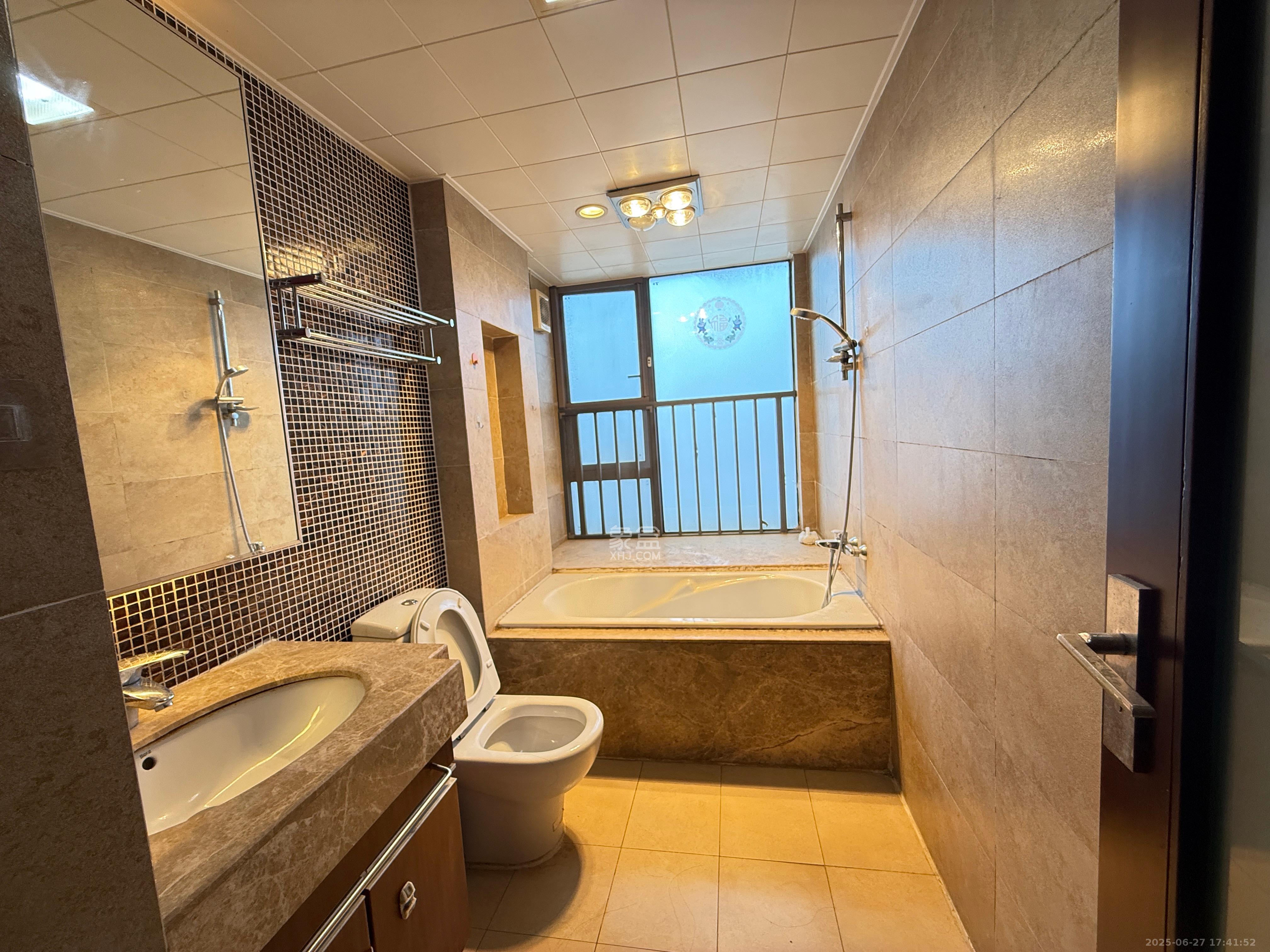 珠江花城三期锦鲤  1室2厅2卫    3000.0元/月 珠江花城三期锦鲤  1室2厅2卫    3000.0元/月