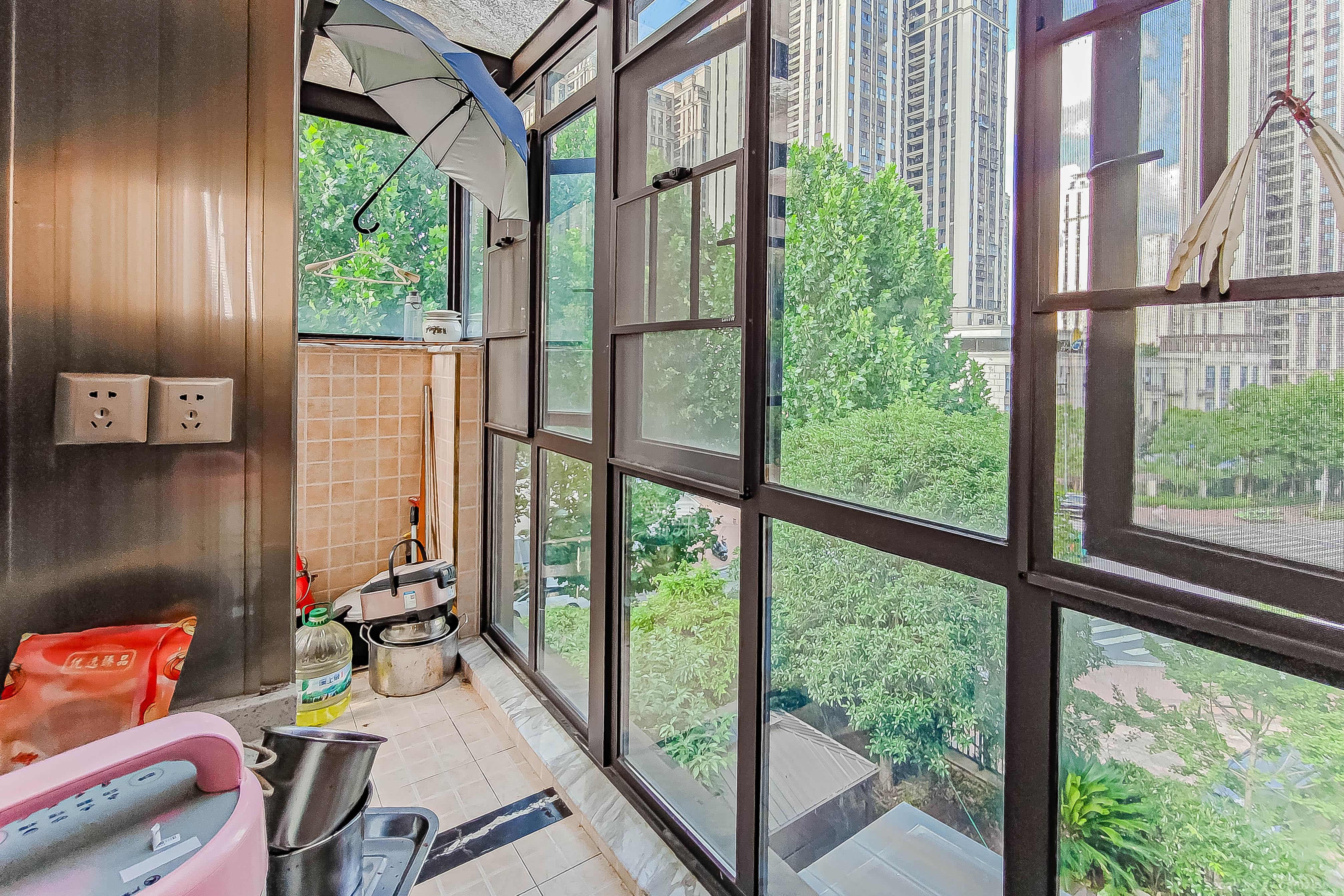 星湖湾一期洋房  4室2厅2卫    157.8万阳台