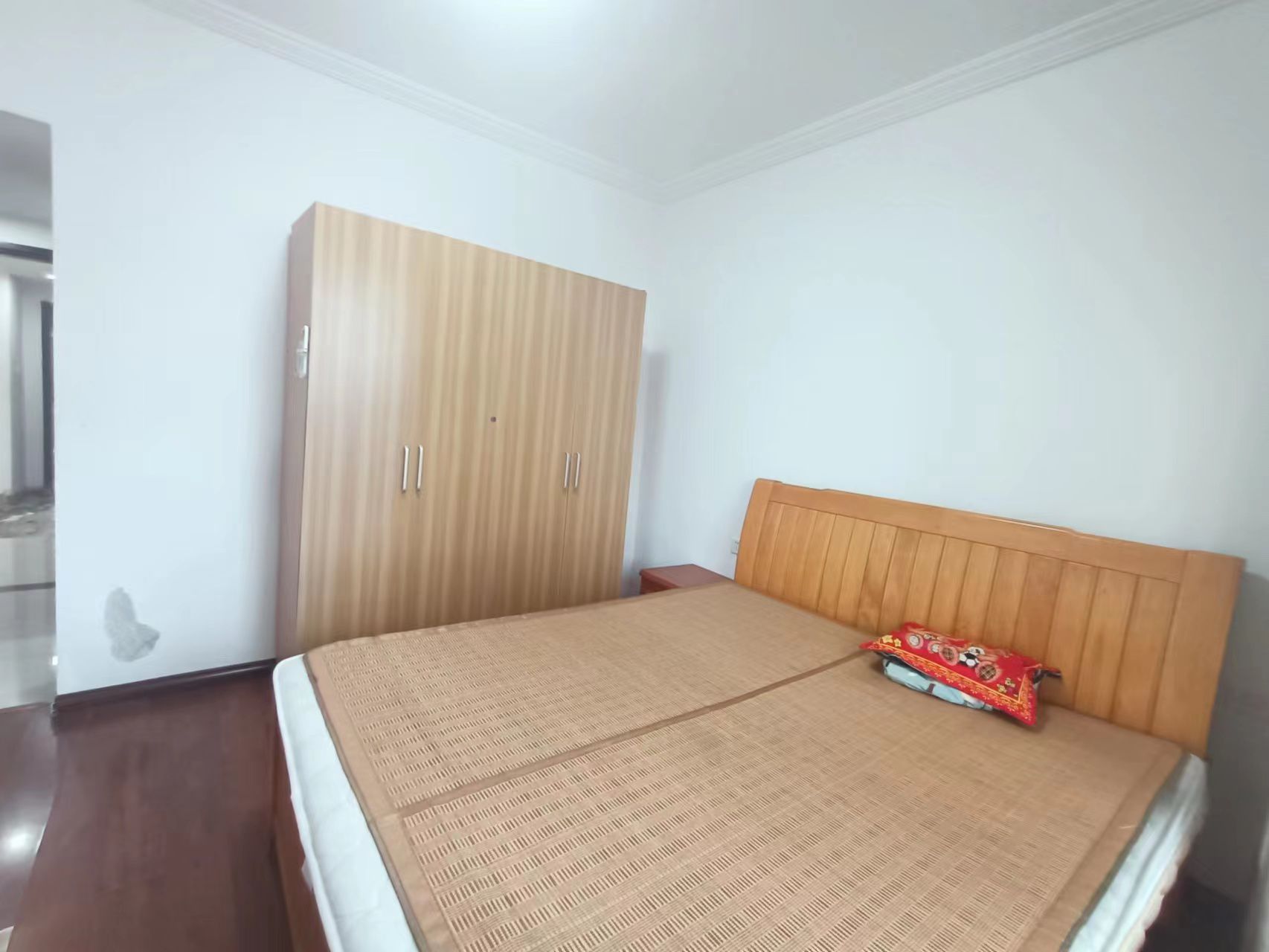 椰岛广场  3室2厅2卫    180.0万 椰岛广场  3室2厅2卫    180.0万客厅