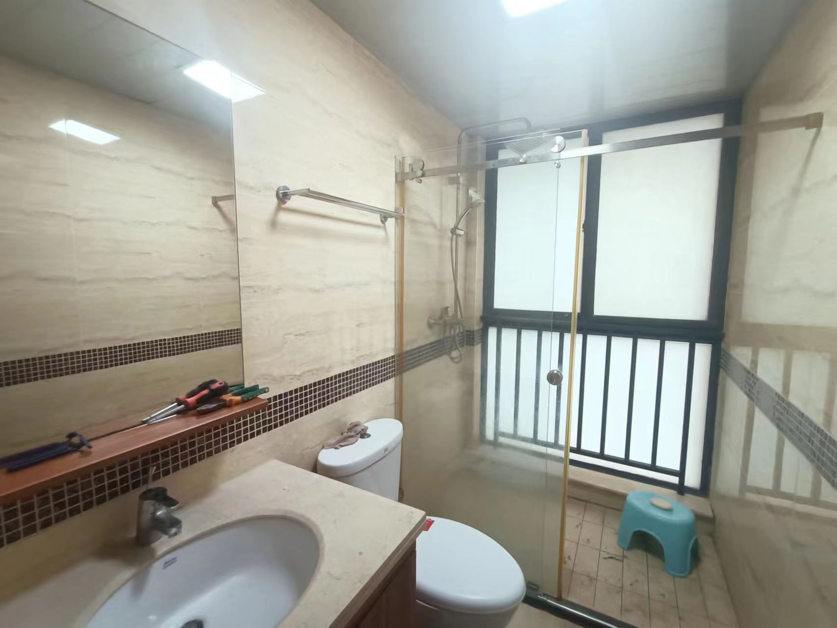 椰岛广场  3室2厅2卫    180.0万 椰岛广场  3室2厅2卫    180.0万客厅