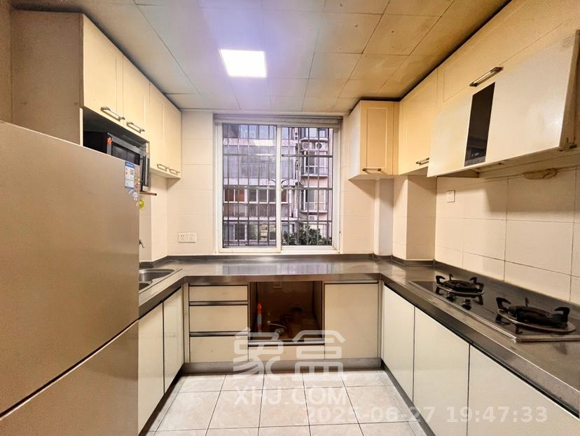 都市春天 3室2厅2卫 2700.0元/月 都市春天 3室2厅2卫 2700.0元/月室内图