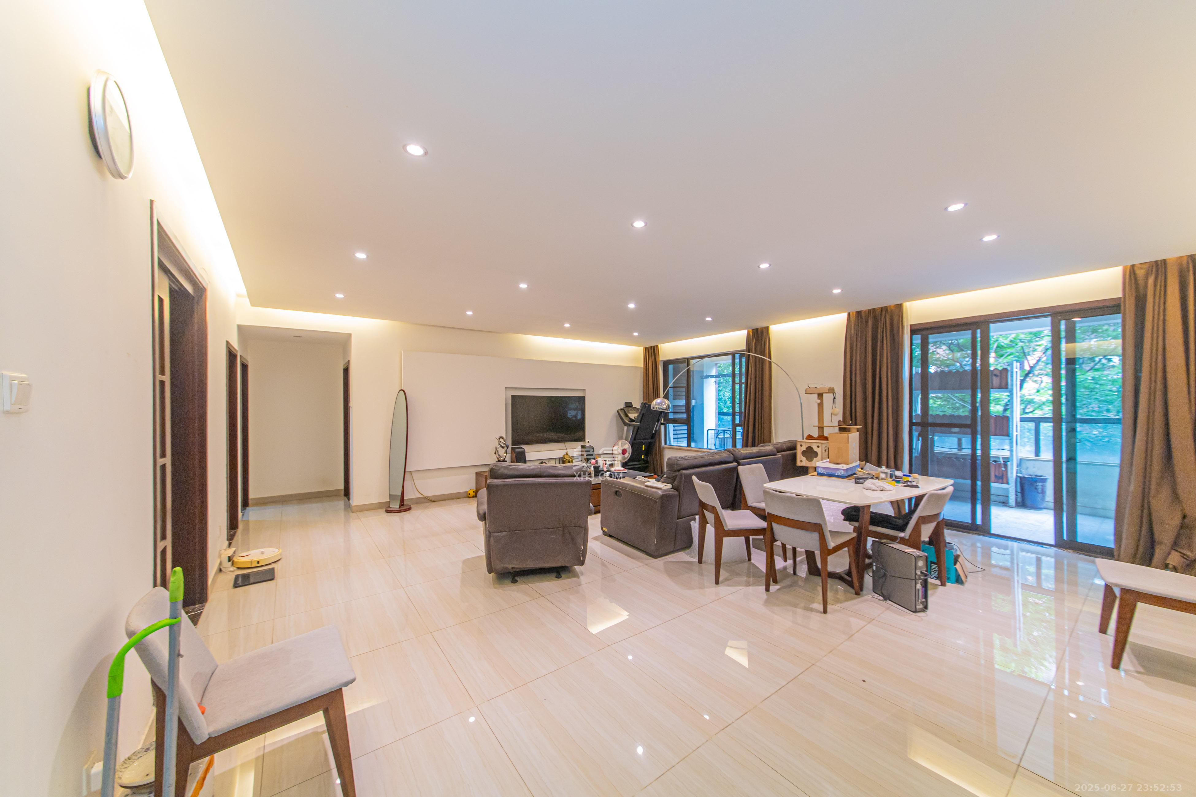 绿地公馆(绿地名邸)  4室2厅2卫    200.0万 绿地公馆(绿地名邸)  4室2厅2卫    200.0万客厅