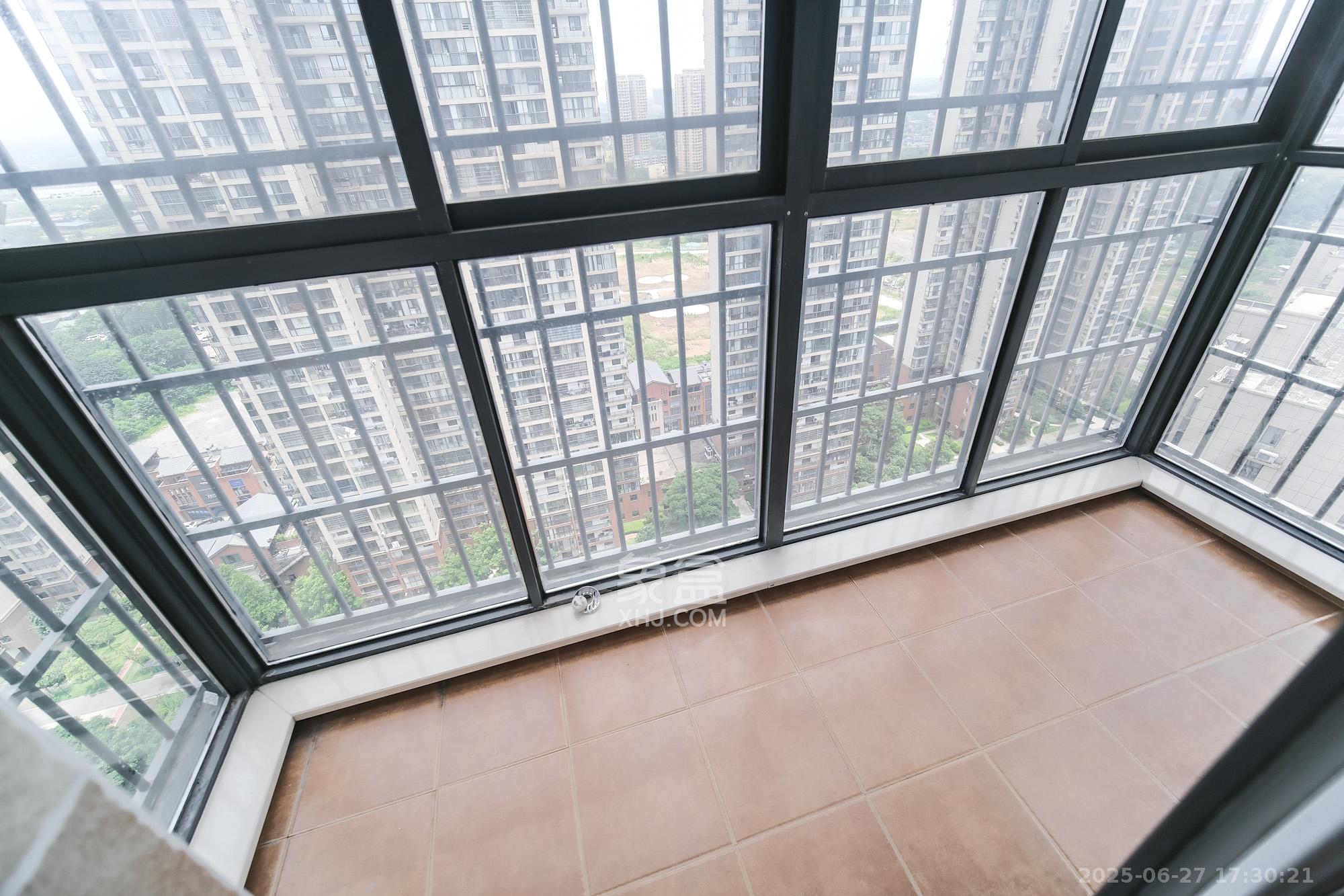 和悦城(蟠龙景苑) 3室2厅1卫 65.8万 和悦城(蟠龙景苑) 3室2厅1卫 65.8万阳台