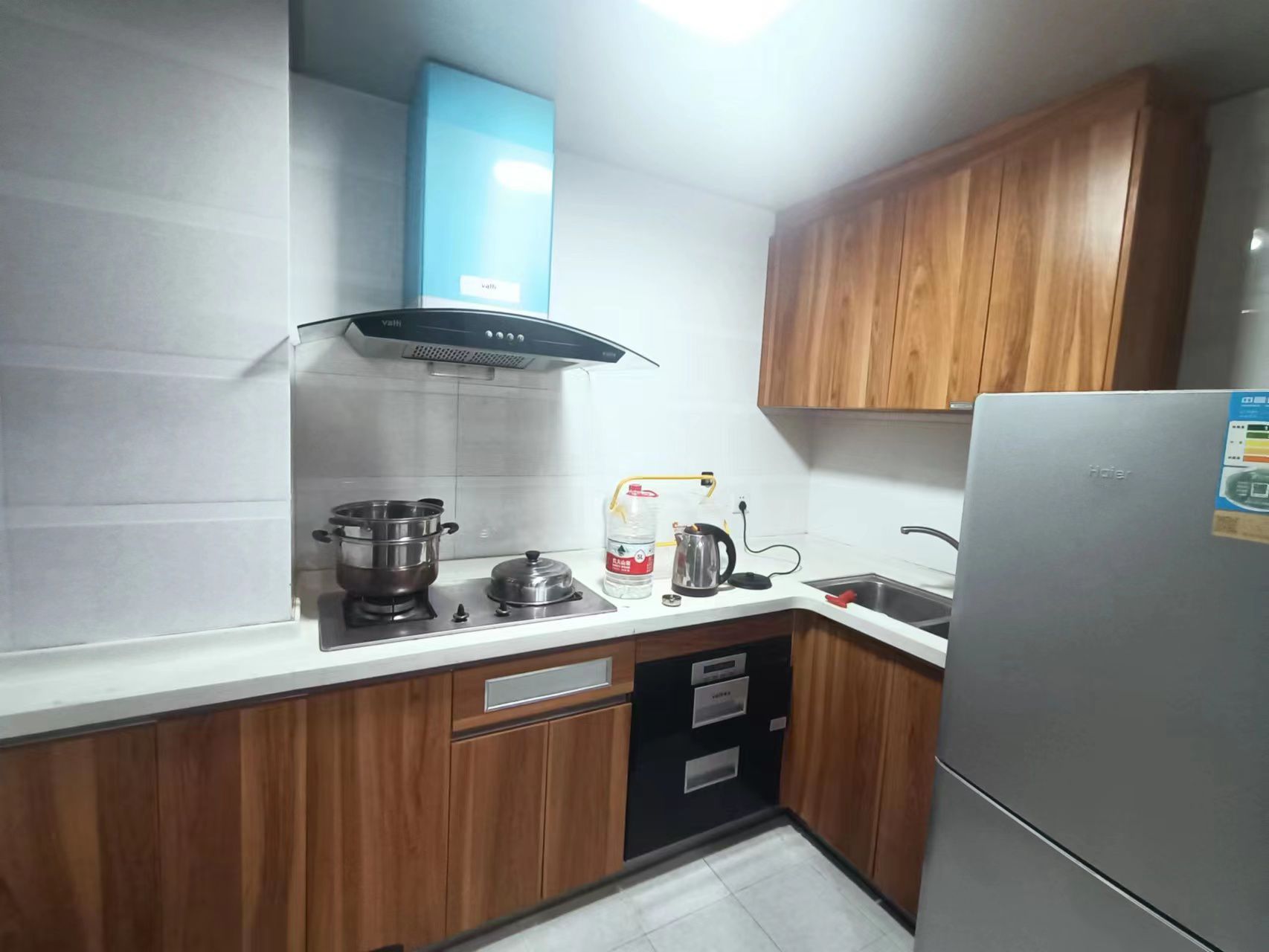 椰岛广场  3室2厅2卫    180.0万 椰岛广场  3室2厅2卫    180.0万客厅