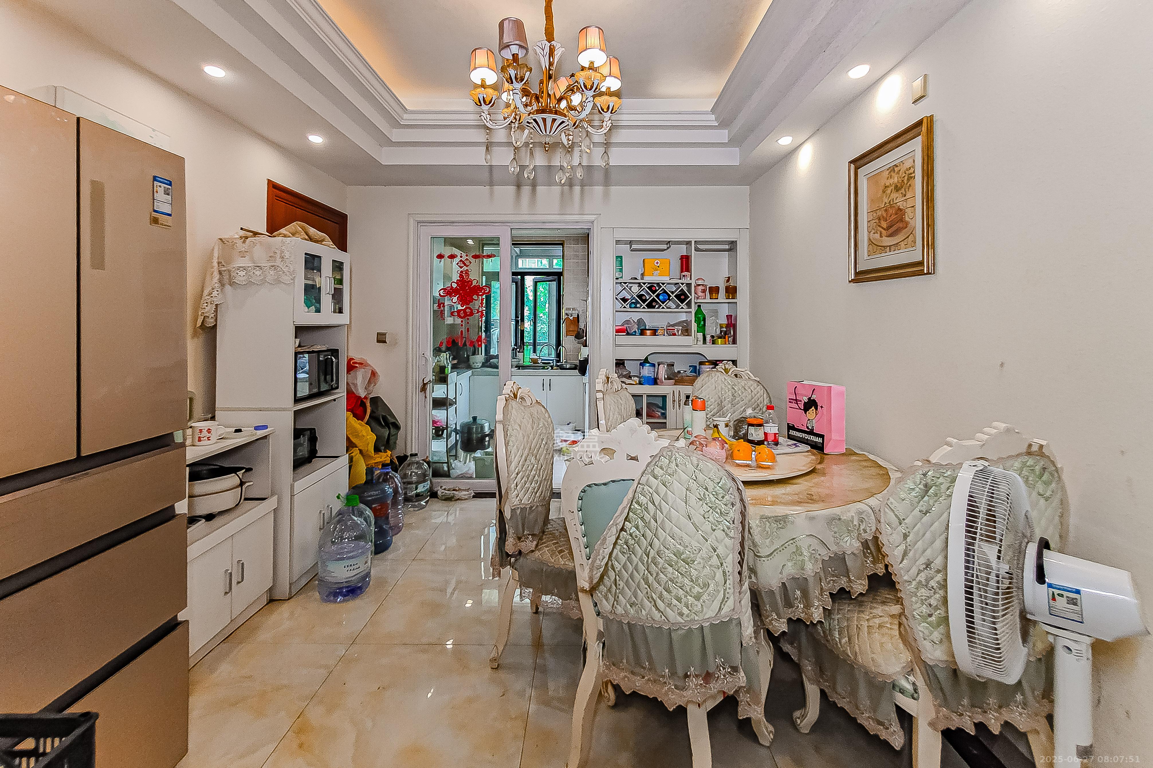 星湖湾一期洋房  4室2厅2卫    157.8万客厅