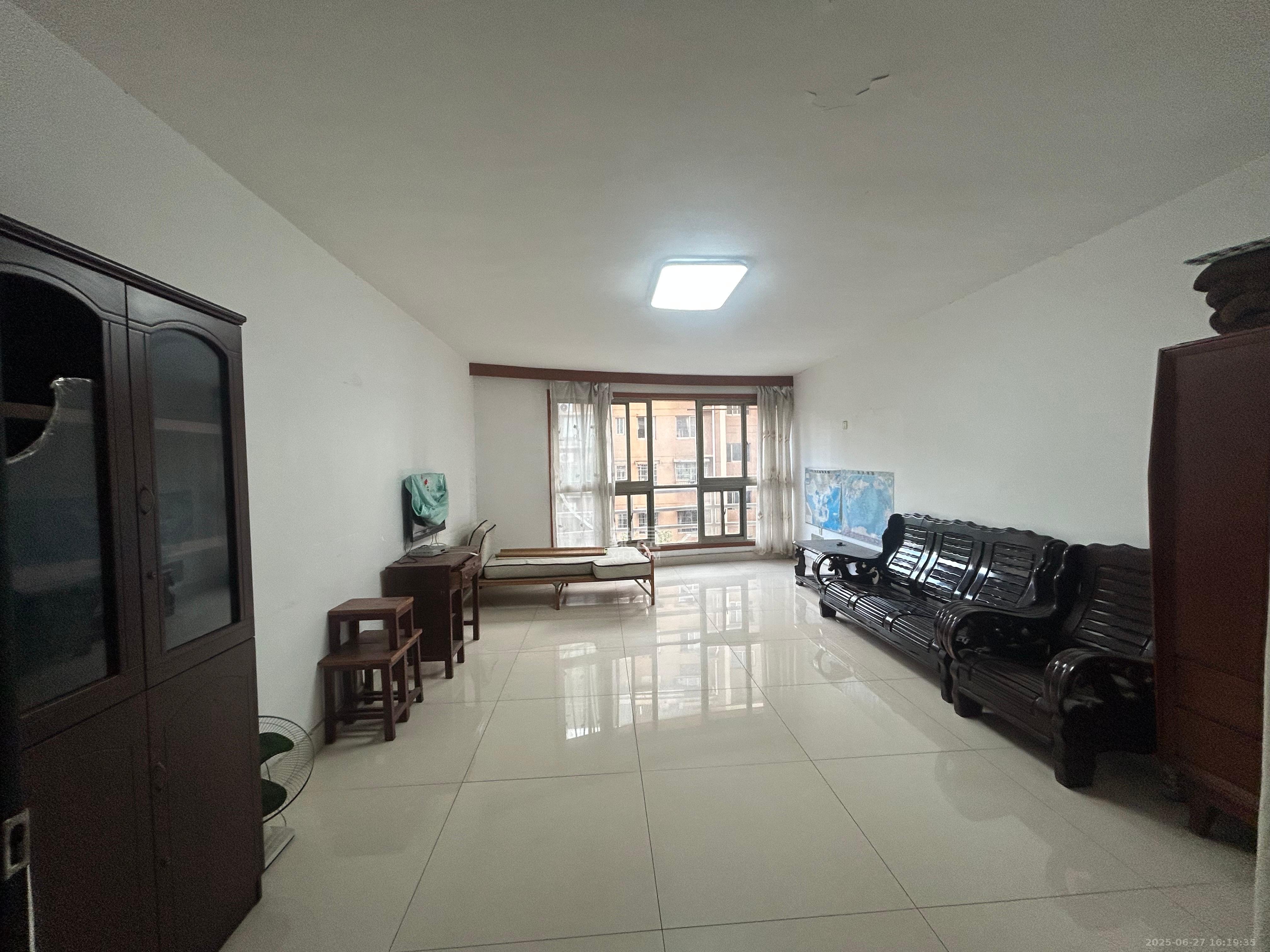 涉外花园 3室2厅1卫 2000.0元/月 涉外花园 3室2厅1卫 2000.0元/月室内图