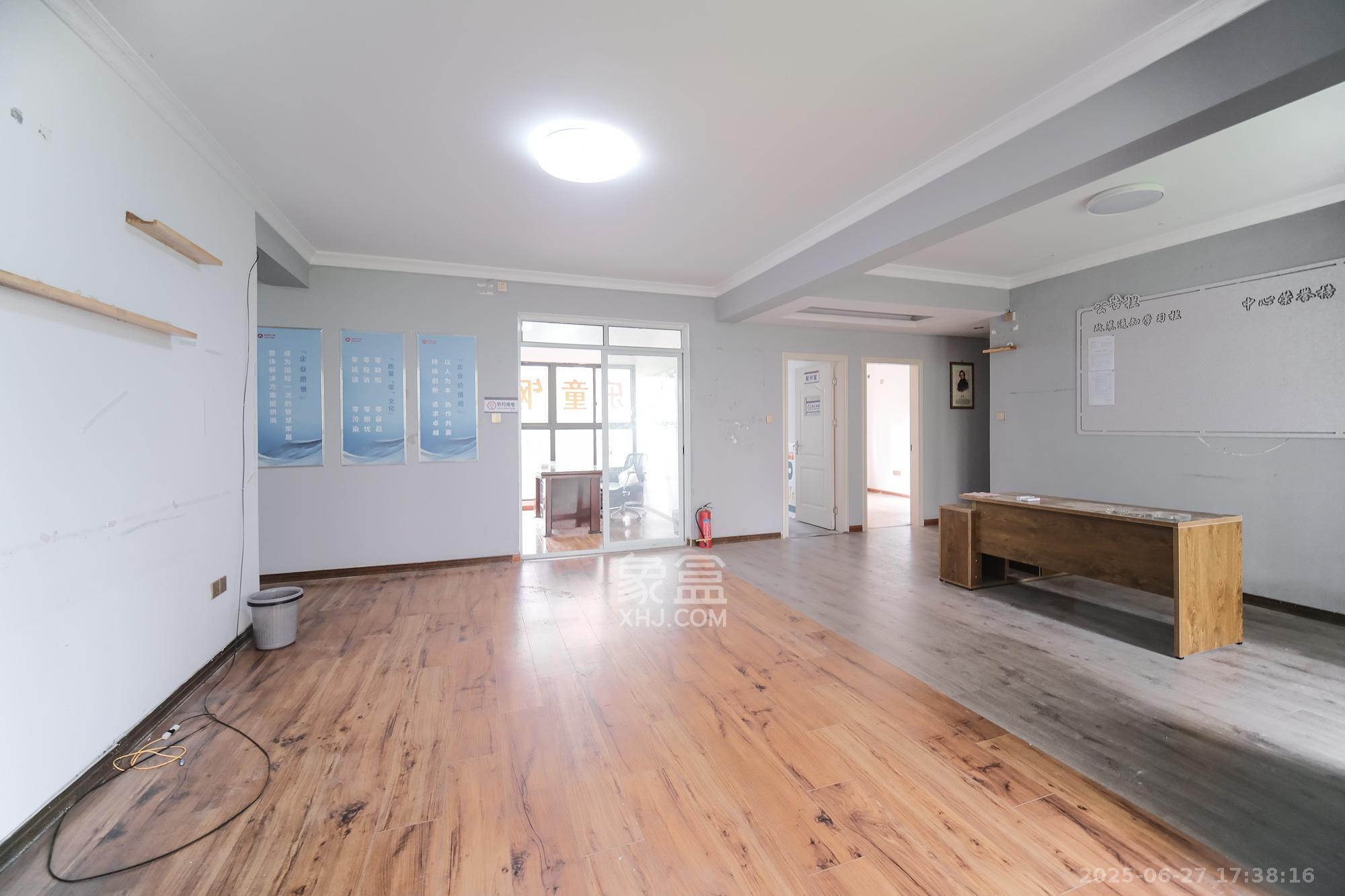 保利香槟国际 4室2厅2卫 87.8万 保利香槟国际 4室2厅2卫 87.8万客厅