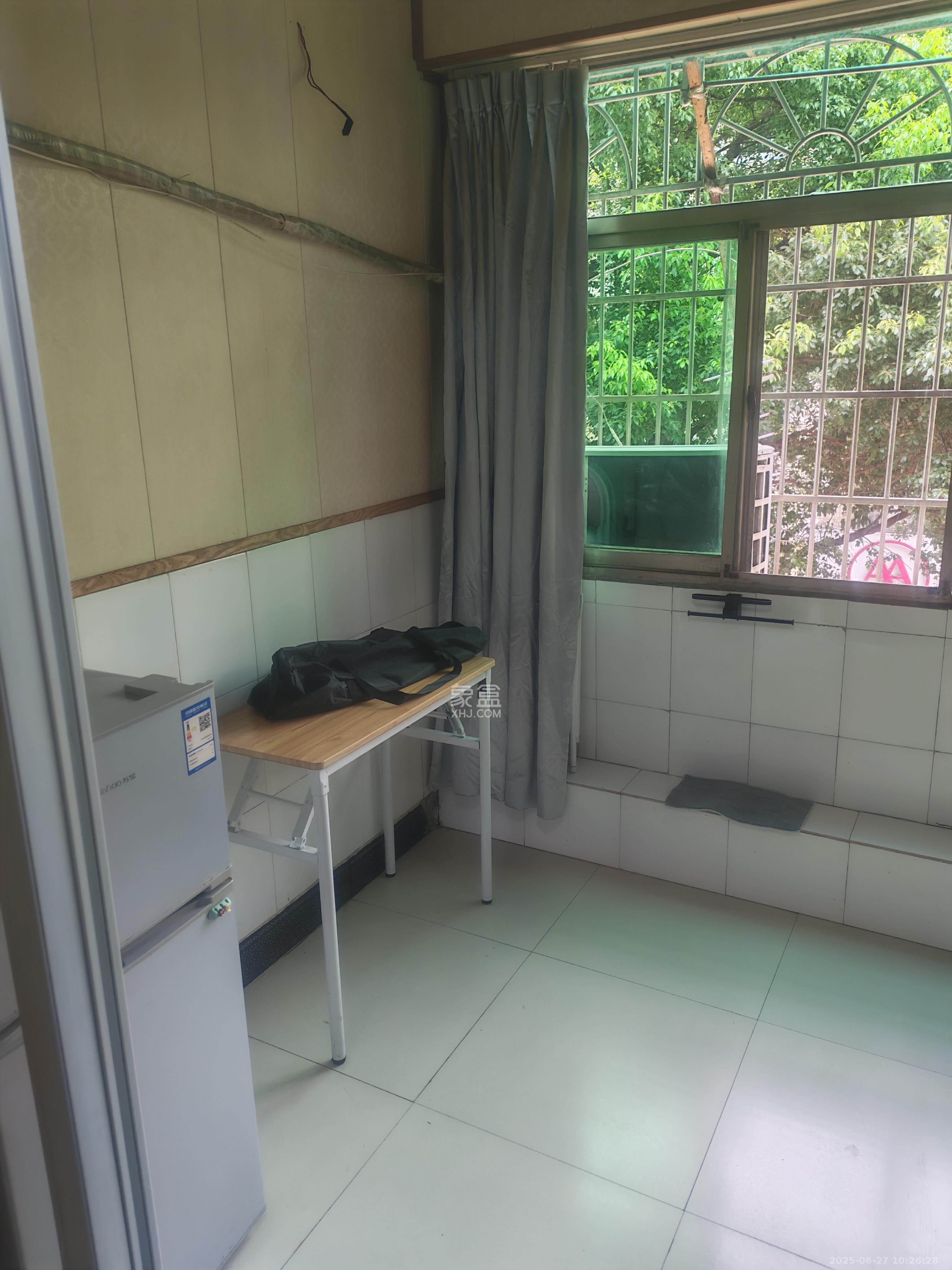 扬帆小区 1室1厅1卫 1100.0元/月 扬帆小区 1室1厅1卫 1100.0元/月室内图