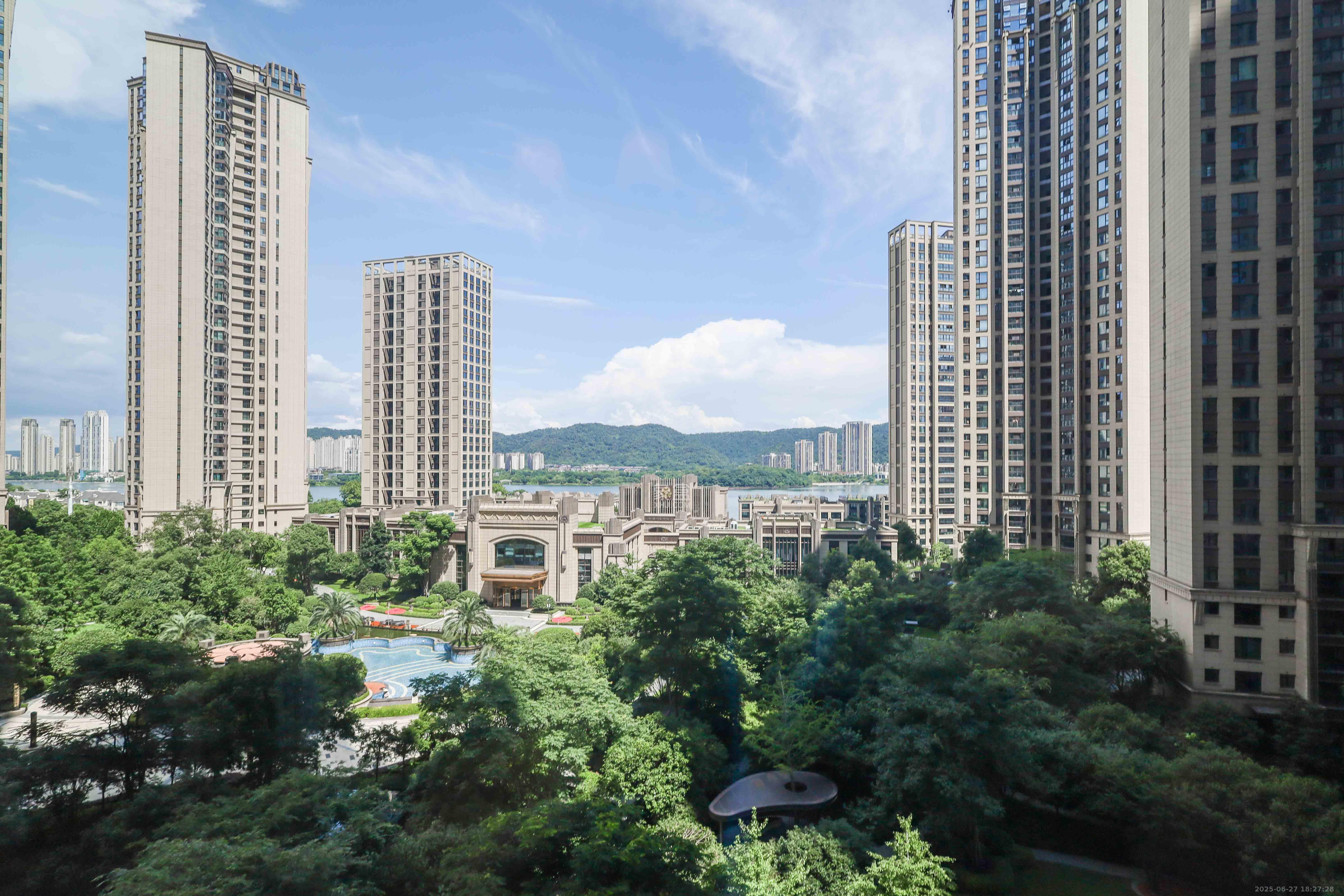 晟通牡丹舸  4室2厅3卫   580.00万阳台