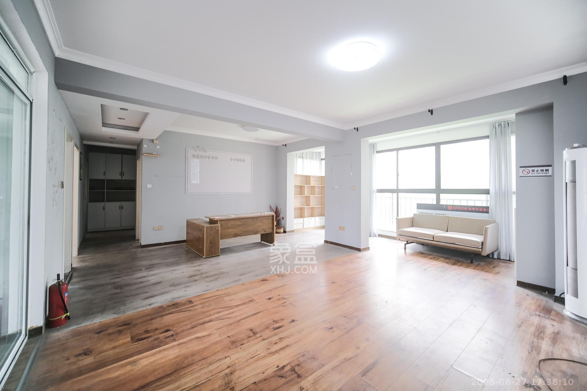 保利香槟国际 4室2厅2卫 87.8万 保利香槟国际 4室2厅2卫 87.8万客厅