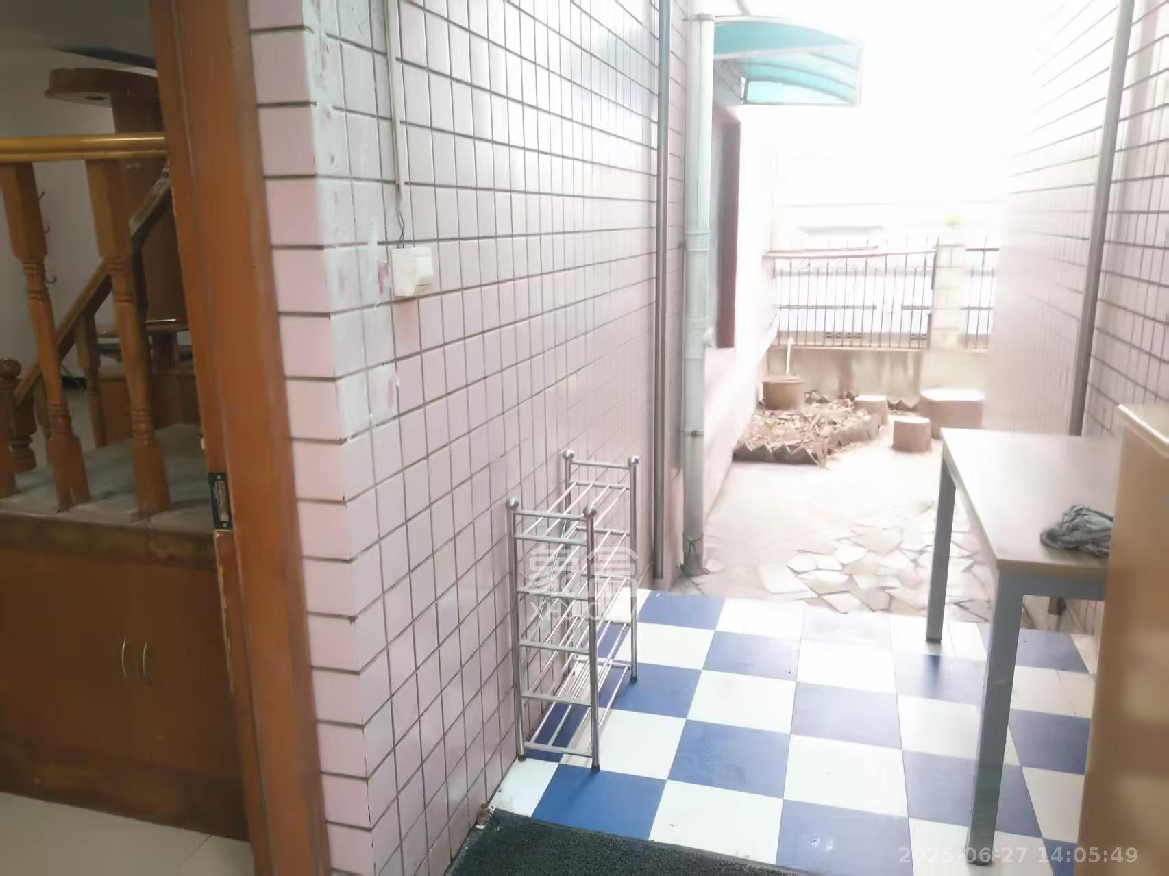 盾华实业（盾华商住楼）  5室2厅2卫   2000.00元/月室内图