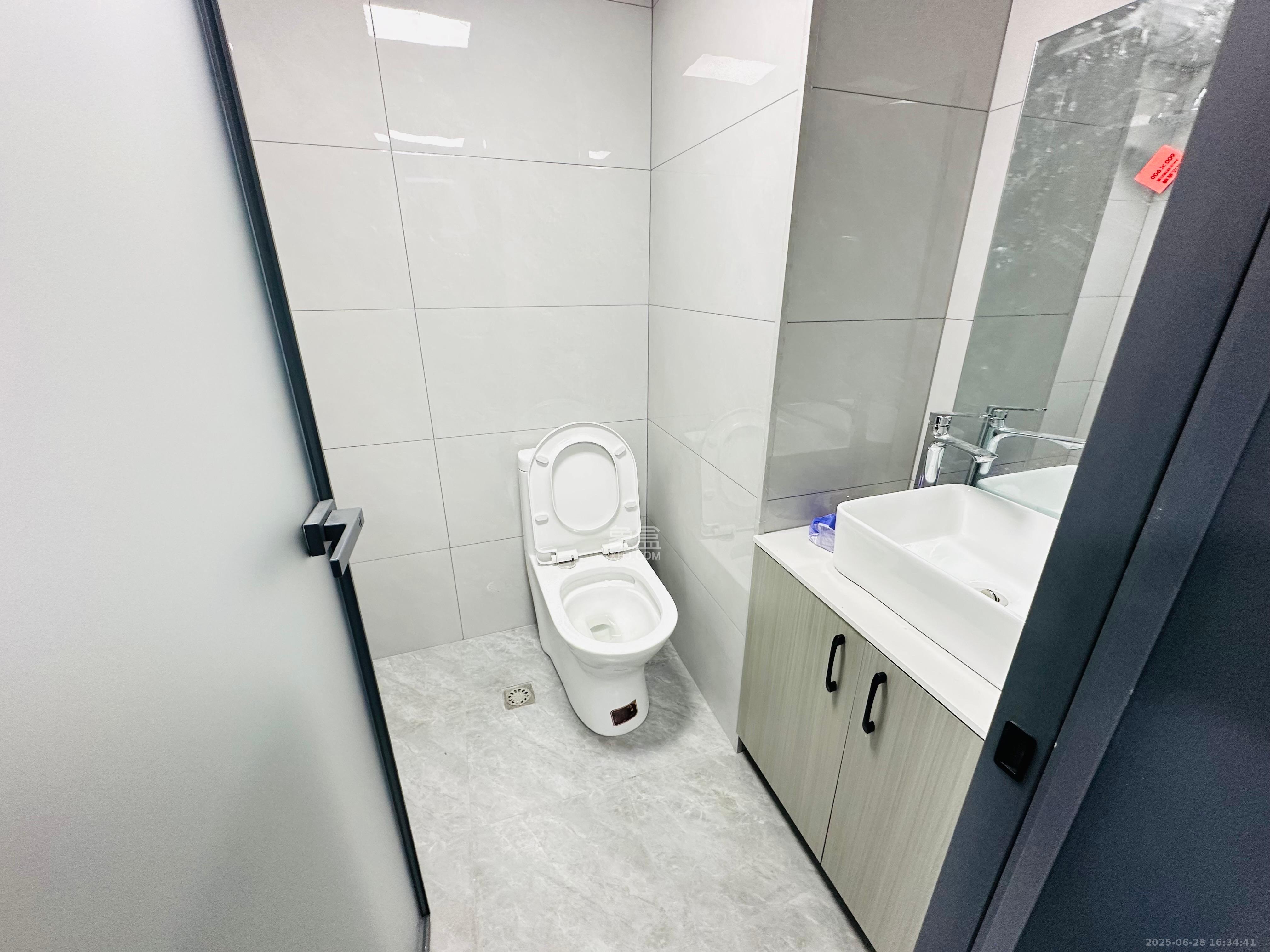 新国际(森和大厦) 2室1厅1卫 2500.0元/月 新国际(森和大厦) 2室1厅1卫 2500.0元/月室内图