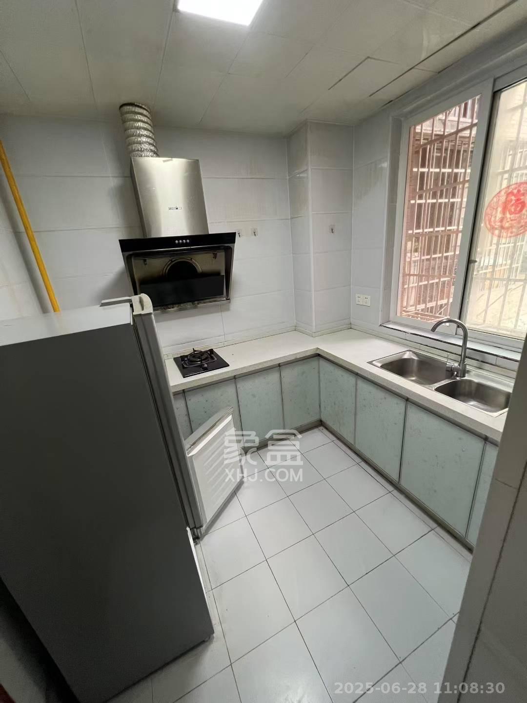 岳鞍阁小区 2室1厅1卫 2400.0元/月 岳鞍阁小区 2室1厅1卫 2400.0元/月室内图