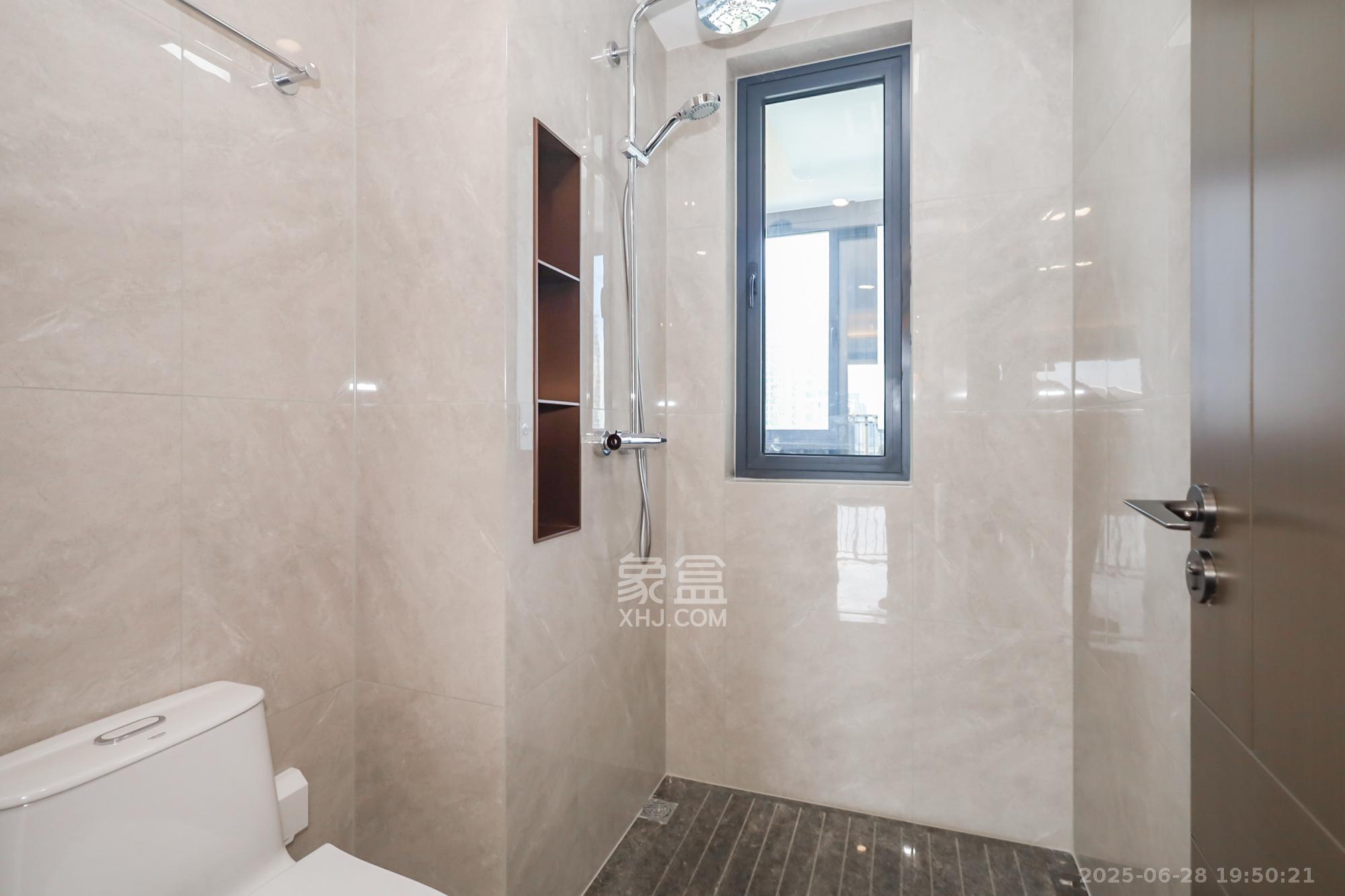 滨江府1913  4室2厅3卫    415.0万卫生间