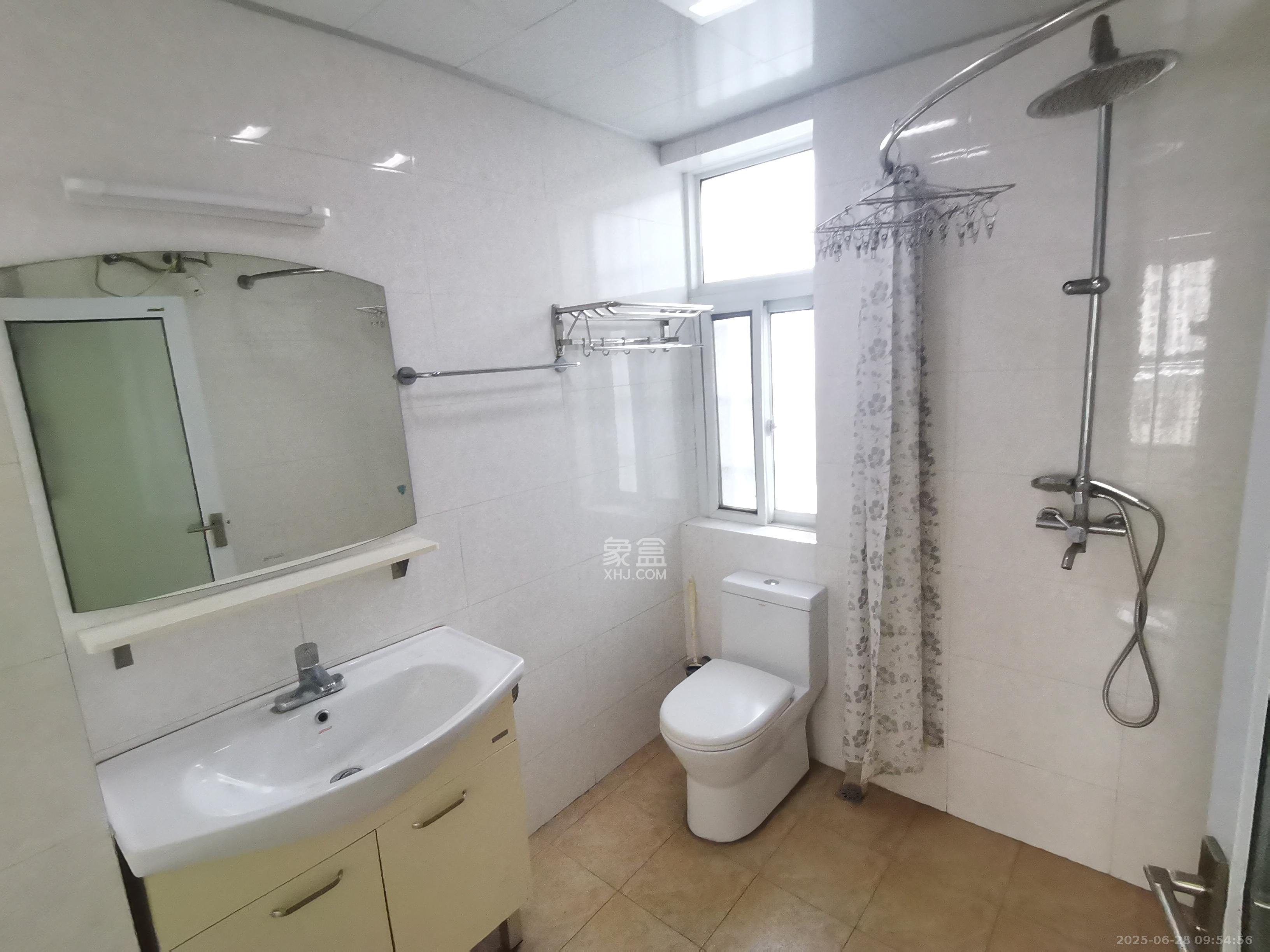 嘉盛华庭(一期、二期、三期) 3室2厅2卫 3500.0元/月 嘉盛华庭(一期、二期、三期) 3室2厅2卫 3500.0元/月室内图