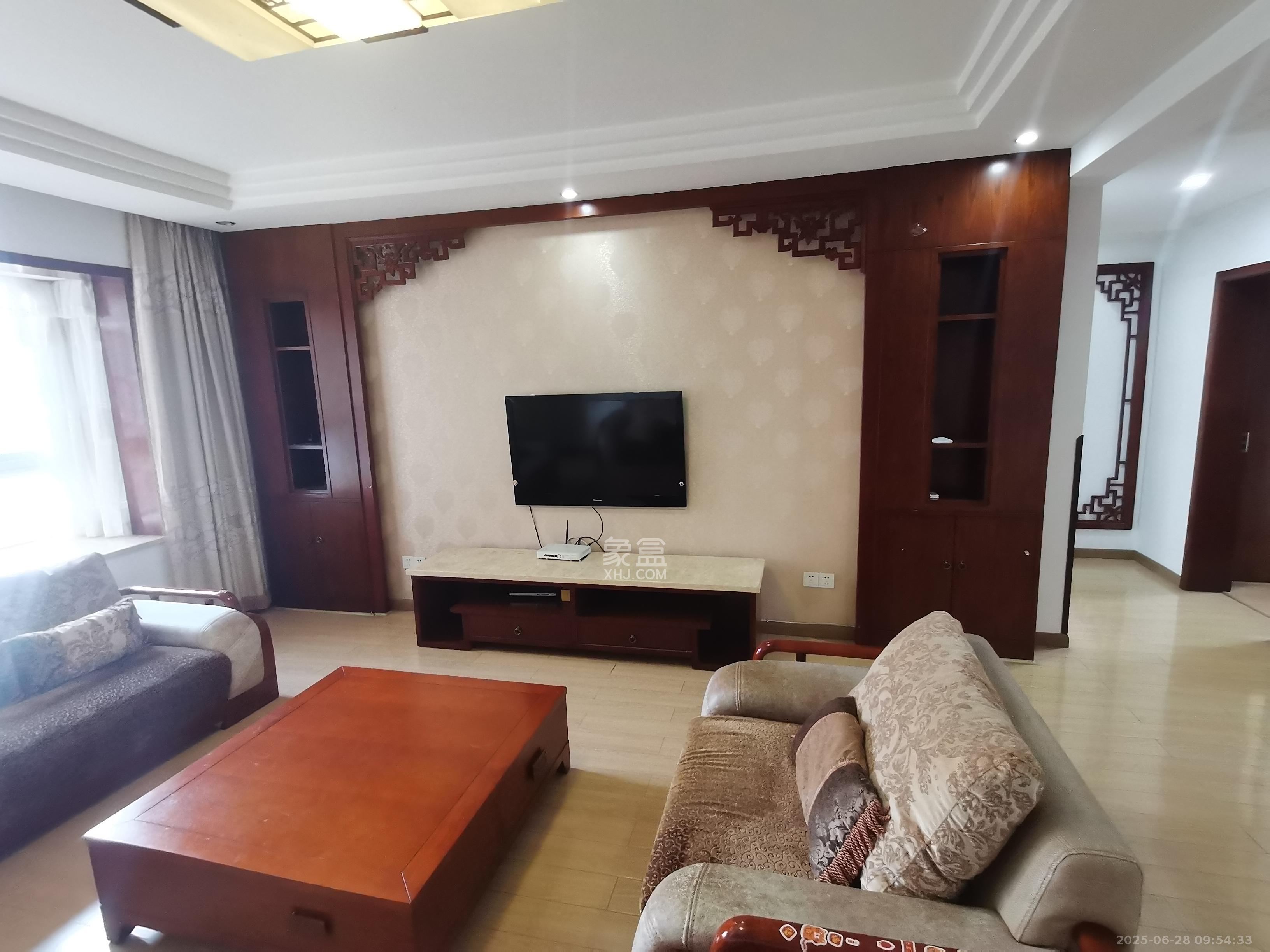 嘉盛华庭(一期、二期、三期) 3室2厅2卫 3500.0元/月 嘉盛华庭(一期、二期、三期) 3室2厅2卫 3500.0元/月室内图