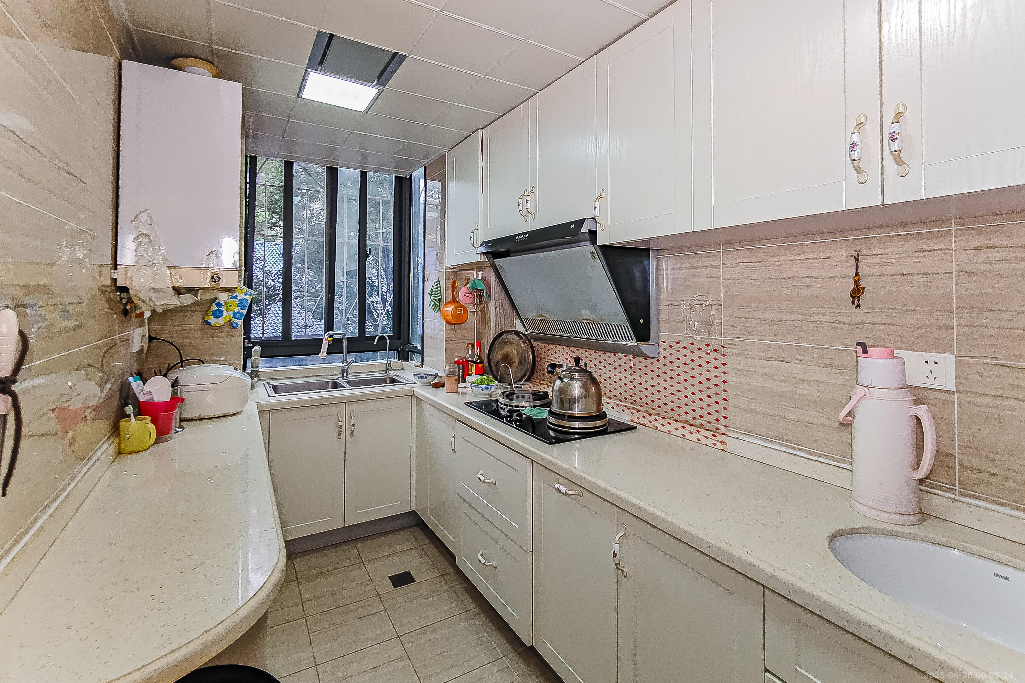 红旗雅居 3室2厅2卫 88.0万 红旗雅居 3室2厅2卫 88.0万厨房