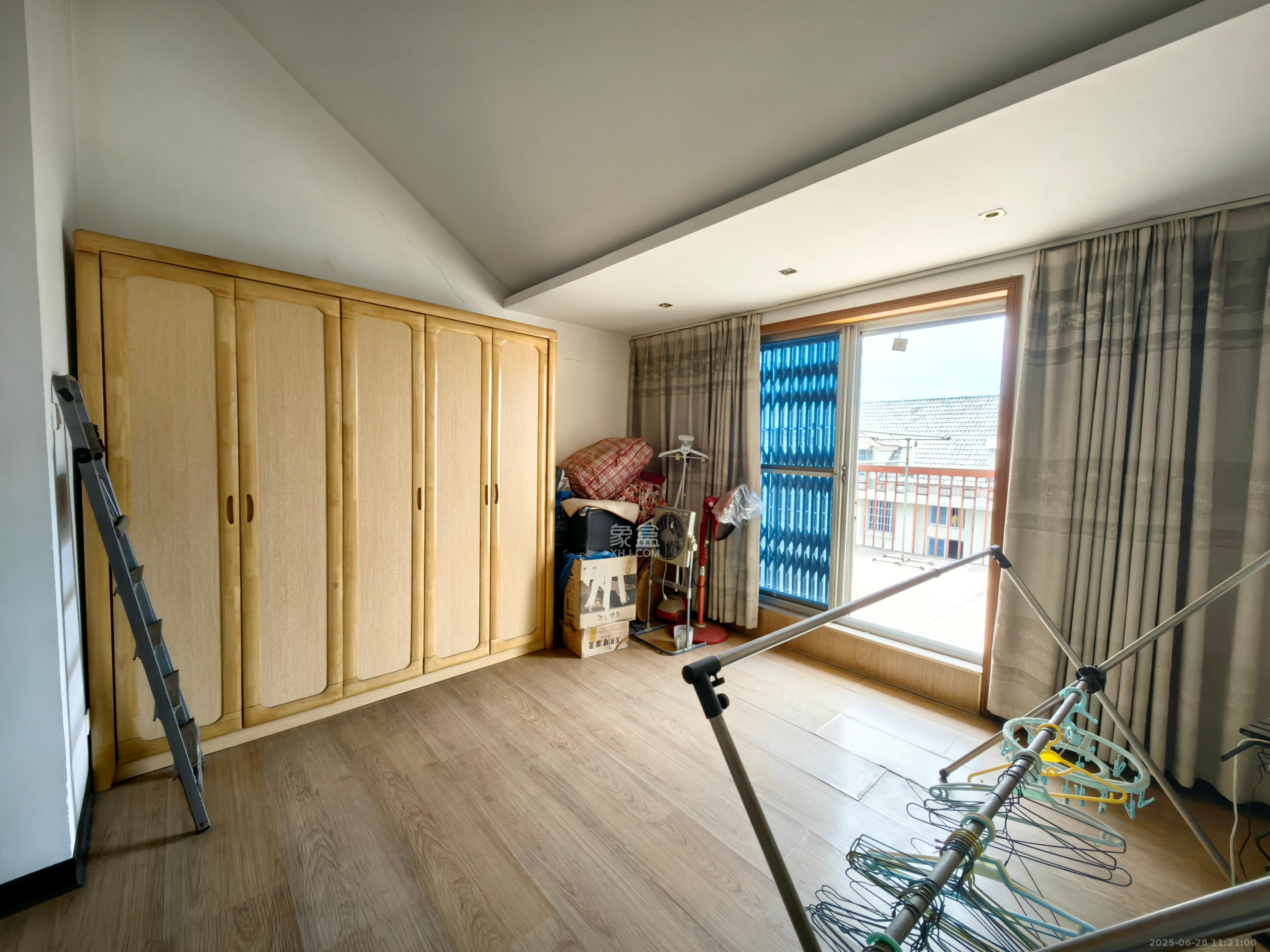 翡翠林居 3室2厅2卫 2000.0元/月 翡翠林居 3室2厅2卫 2000.0元/月室内图