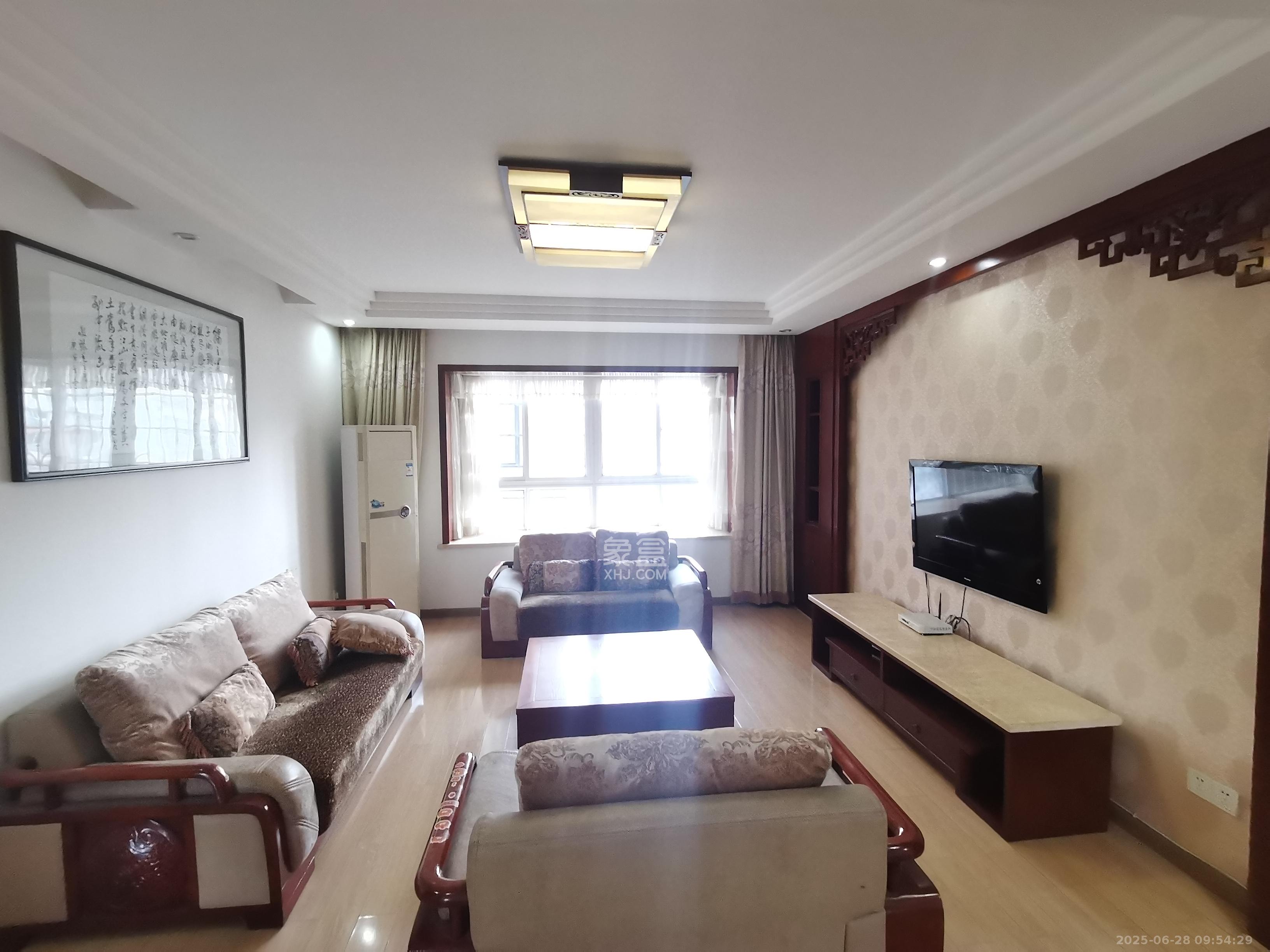 嘉盛华庭(一期、二期、三期) 3室2厅2卫 3500.0元/月 嘉盛华庭(一期、二期、三期) 3室2厅2卫 3500.0元/月室内图