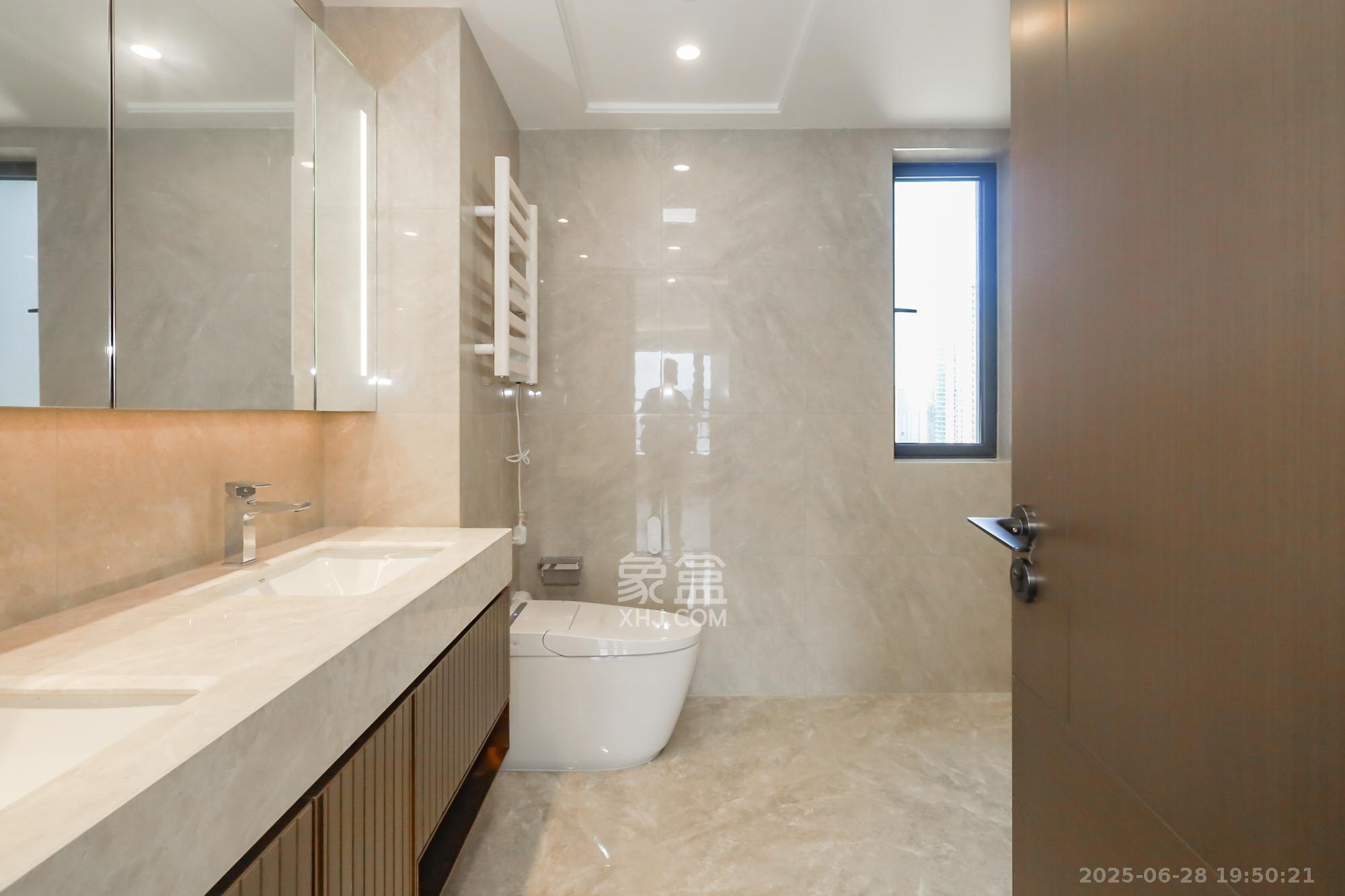 滨江府1913  4室2厅3卫    415.0万卫生间