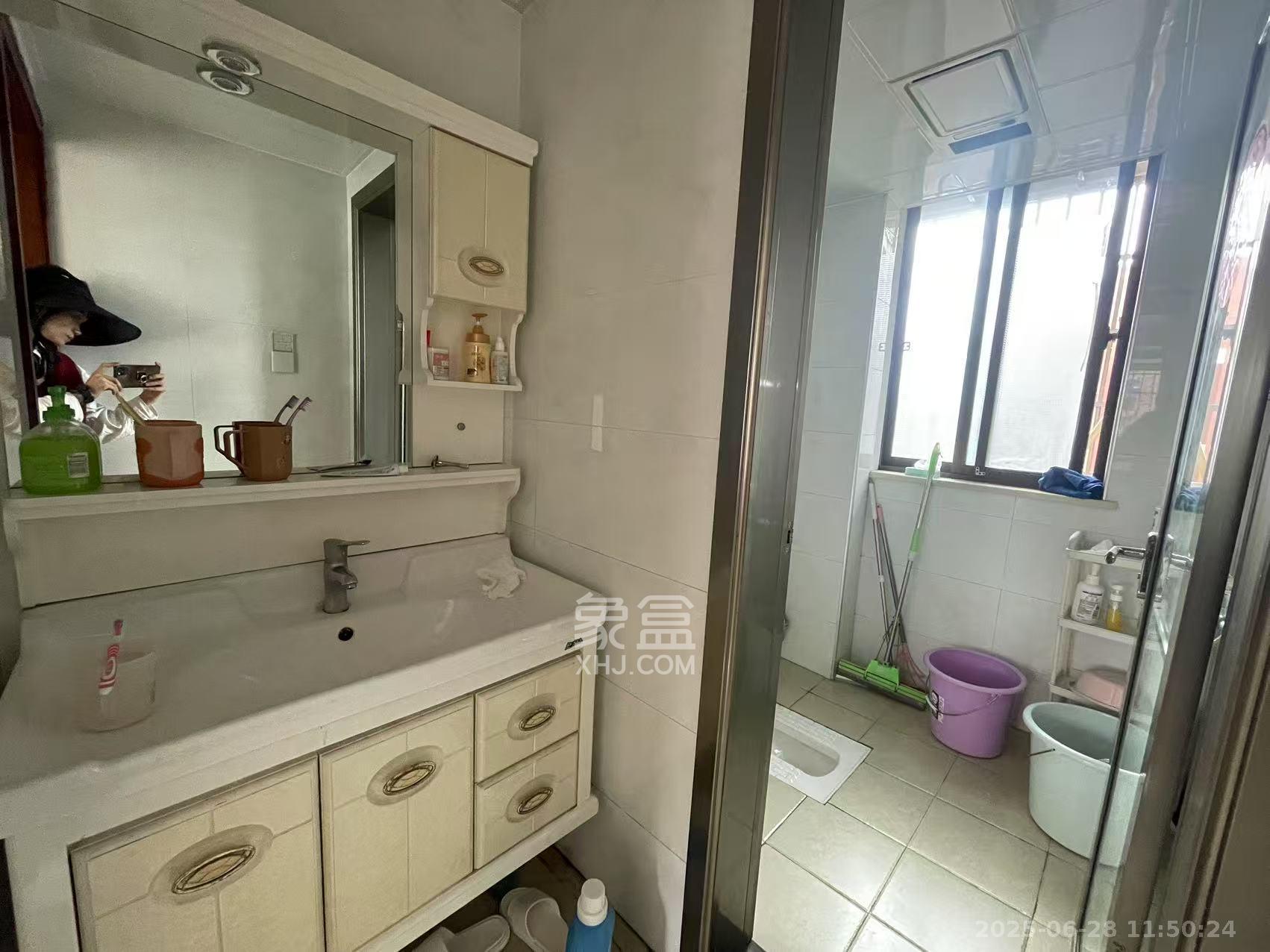 湖湾世景  1室2厅2卫   2200.00元/月室内图