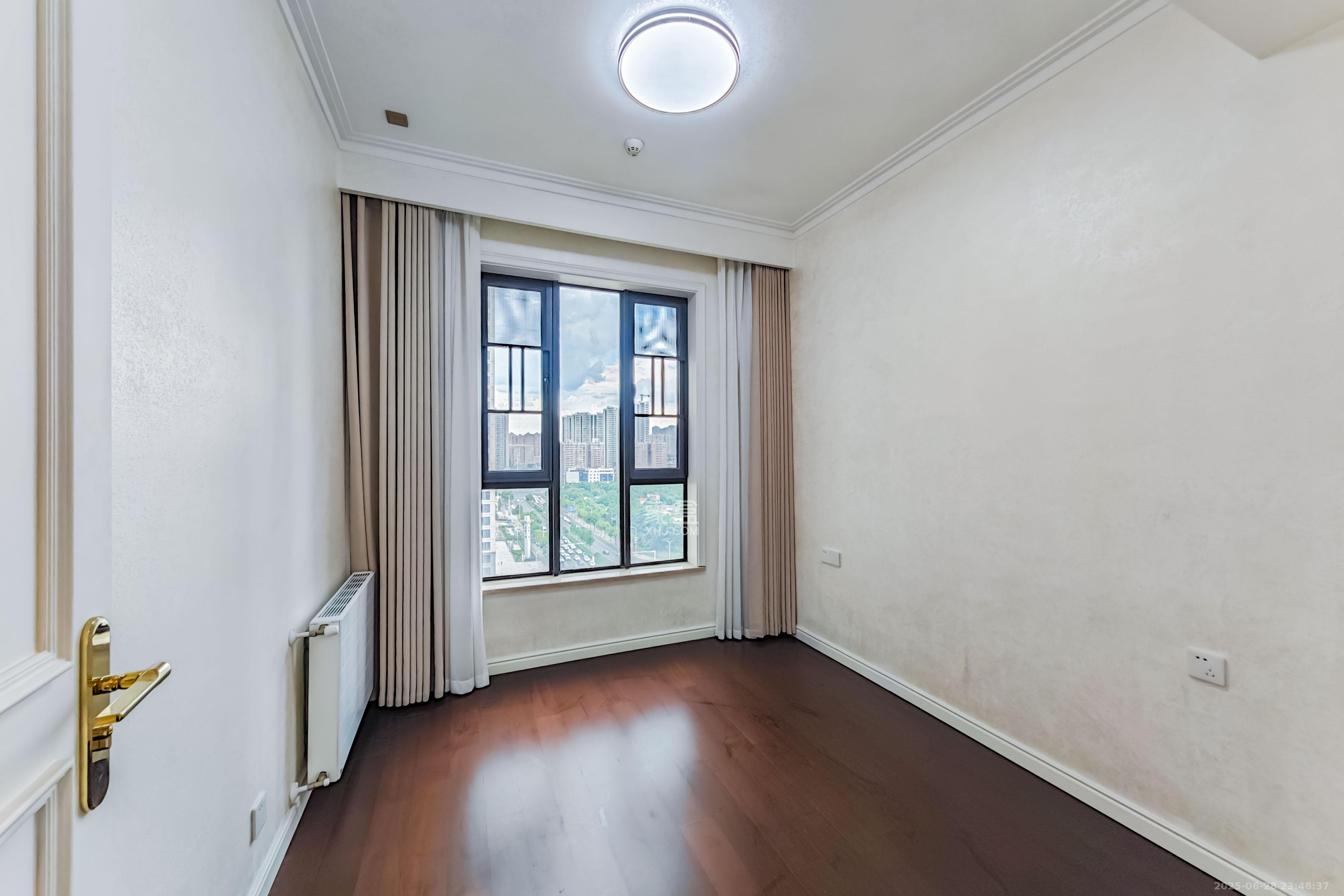 绿地长沙城际空间站(绿地新里佳苑)  5室2厅3卫    299.8万 绿地长沙城际空间站(绿地新里佳苑)  5室2厅3卫    299.8万卧室